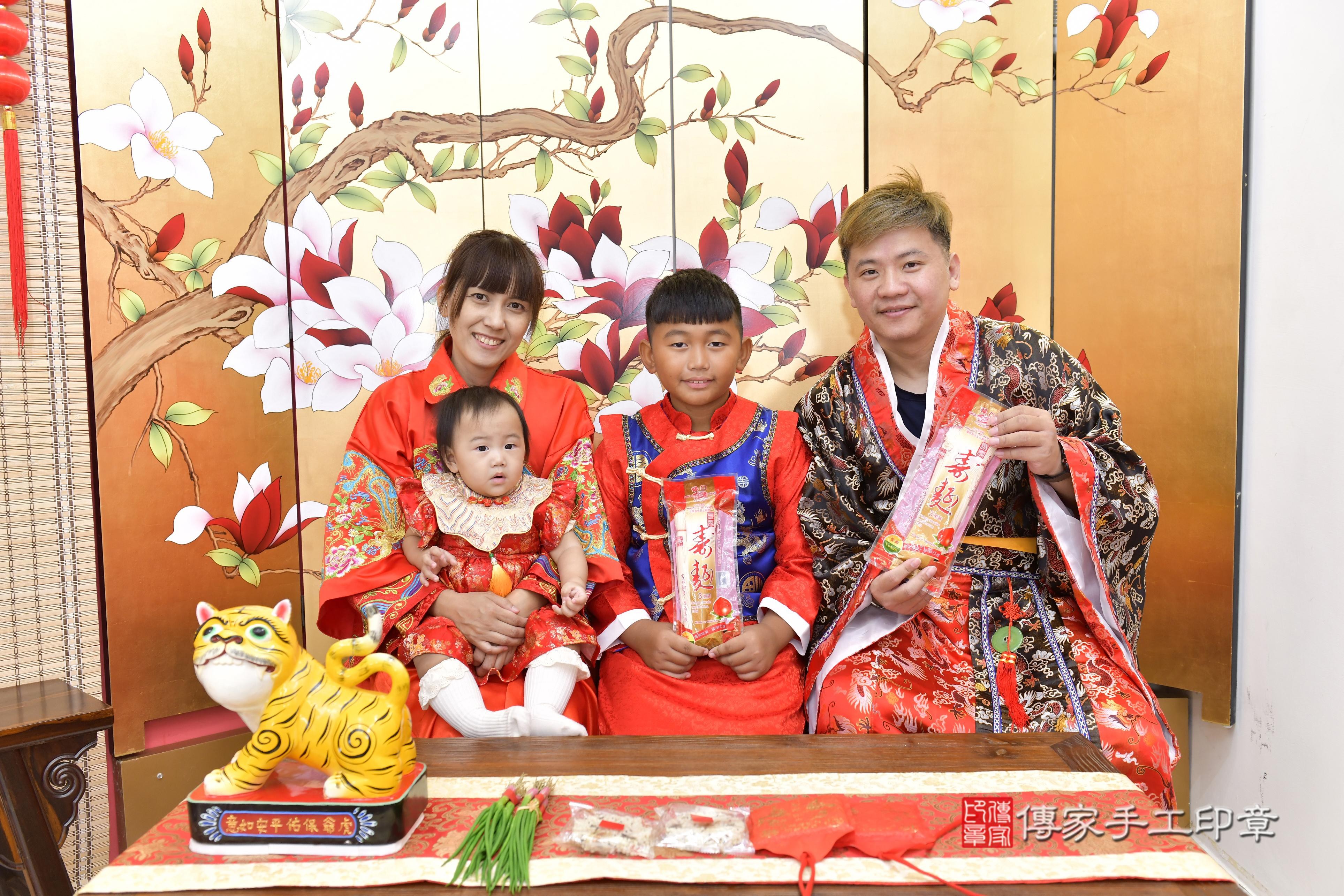 傳家手工印章新竹店、抓周、度脺、中國風會場、傳家嬰兒古禮、吉祥話、抓周道具物品24種、拍照。抓周證書。寶寶抓周、滿周歲、生日快樂、祝福