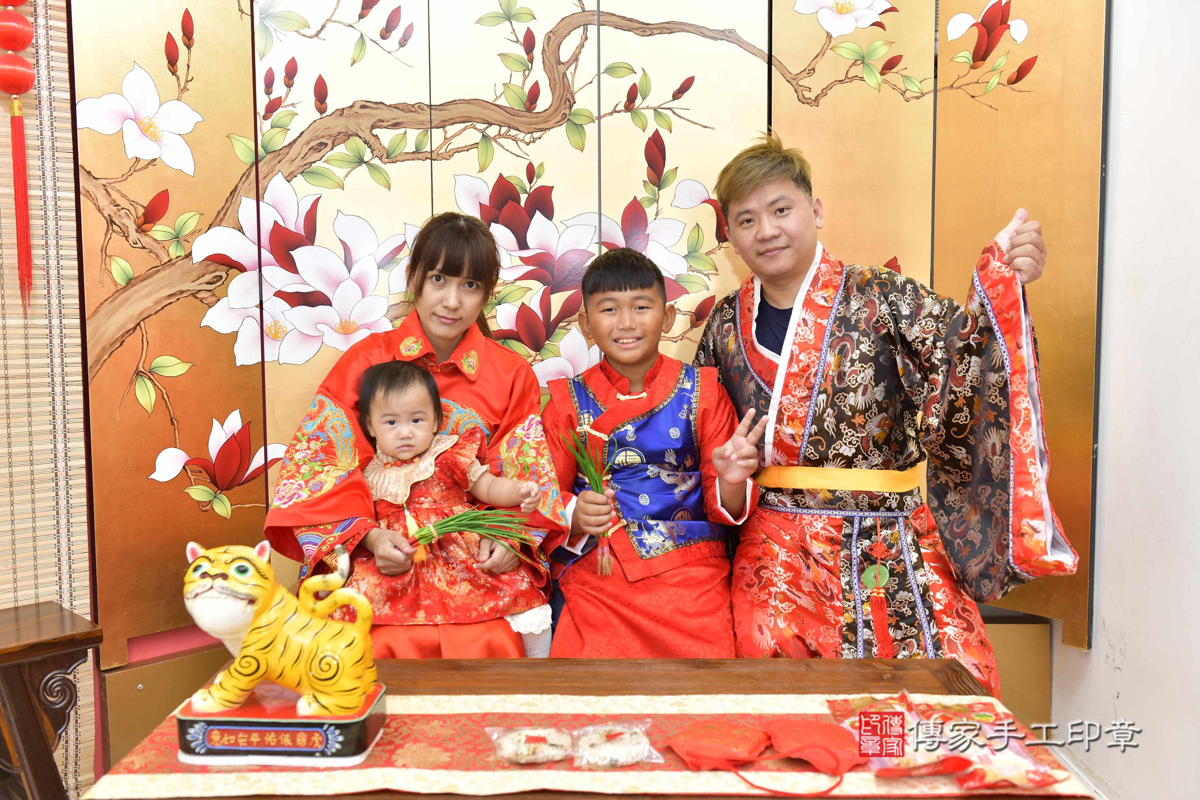 傳家手工印章新竹店、抓周、度脺、中國風會場、傳家嬰兒古禮、吉祥話、抓周道具物品24種、拍照。抓周證書。寶寶抓周、滿周歲、生日快樂、祝福