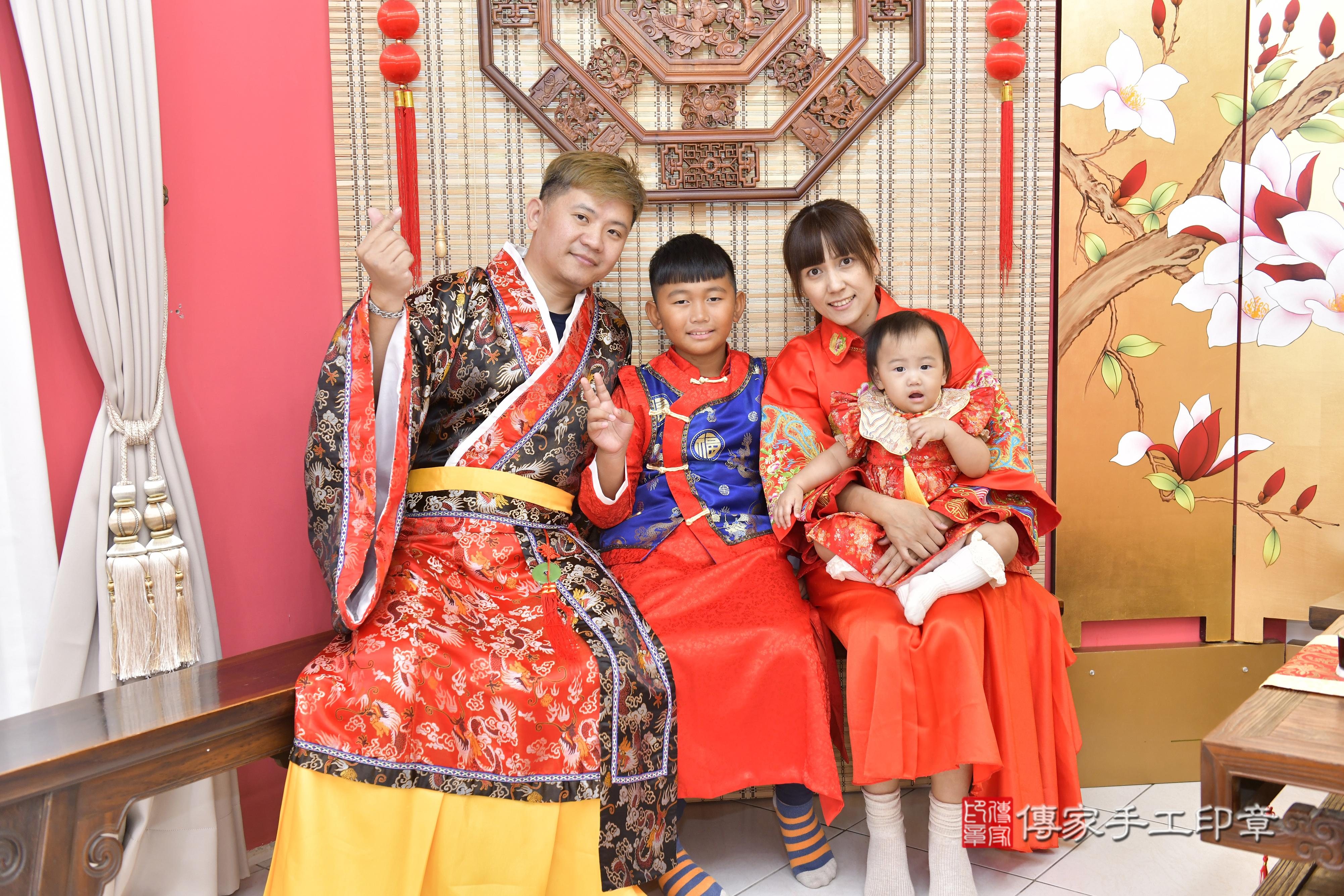 傳家手工印章新竹店、抓周、度脺、中國風會場、傳家嬰兒古禮、吉祥話、抓周道具物品24種、拍照。抓周證書。寶寶抓周、滿周歲、生日快樂、祝福
