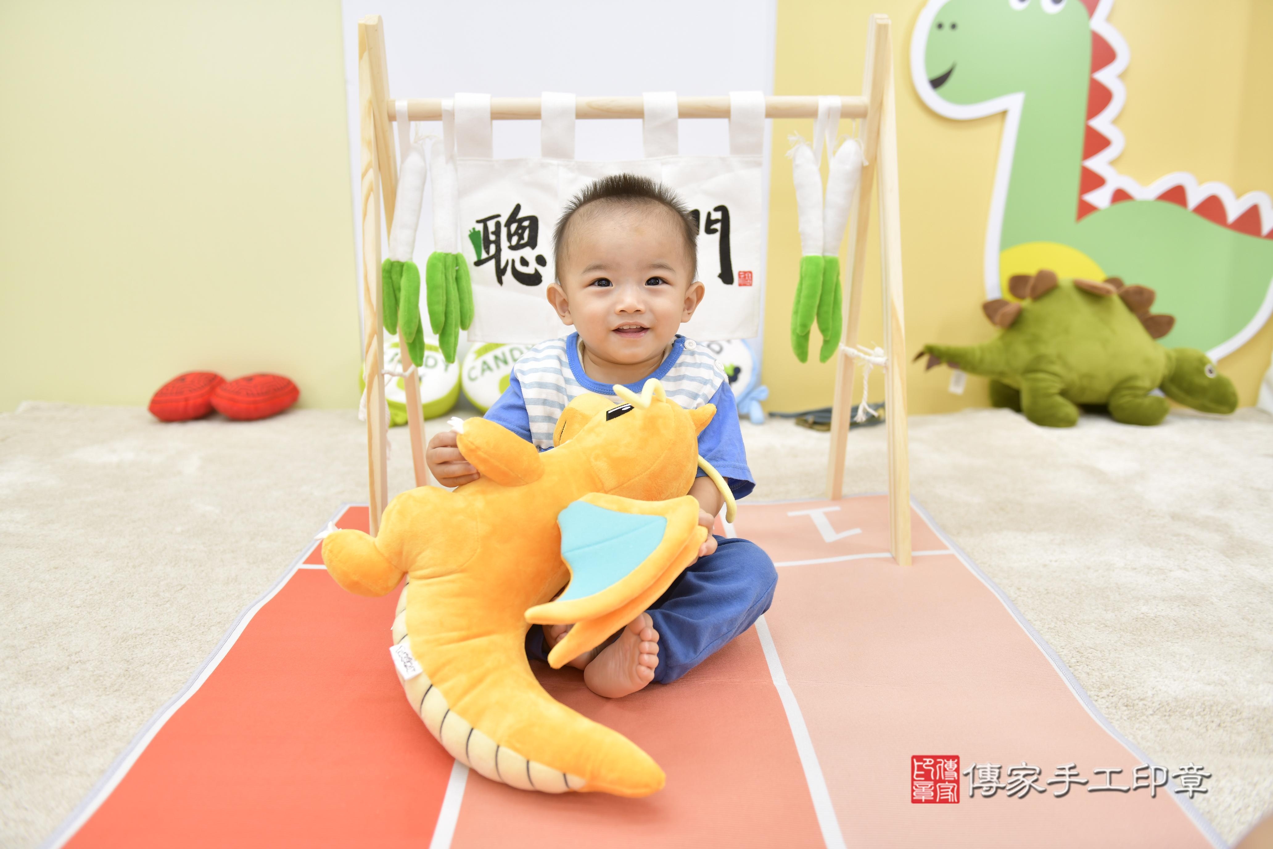 傳家手工印章新竹店、抓周、度脺、中國風會場、傳家嬰兒古禮、吉祥話、抓周道具物品24種、拍照。抓周證書。寶寶抓周、滿周歲、生日快樂、祝福