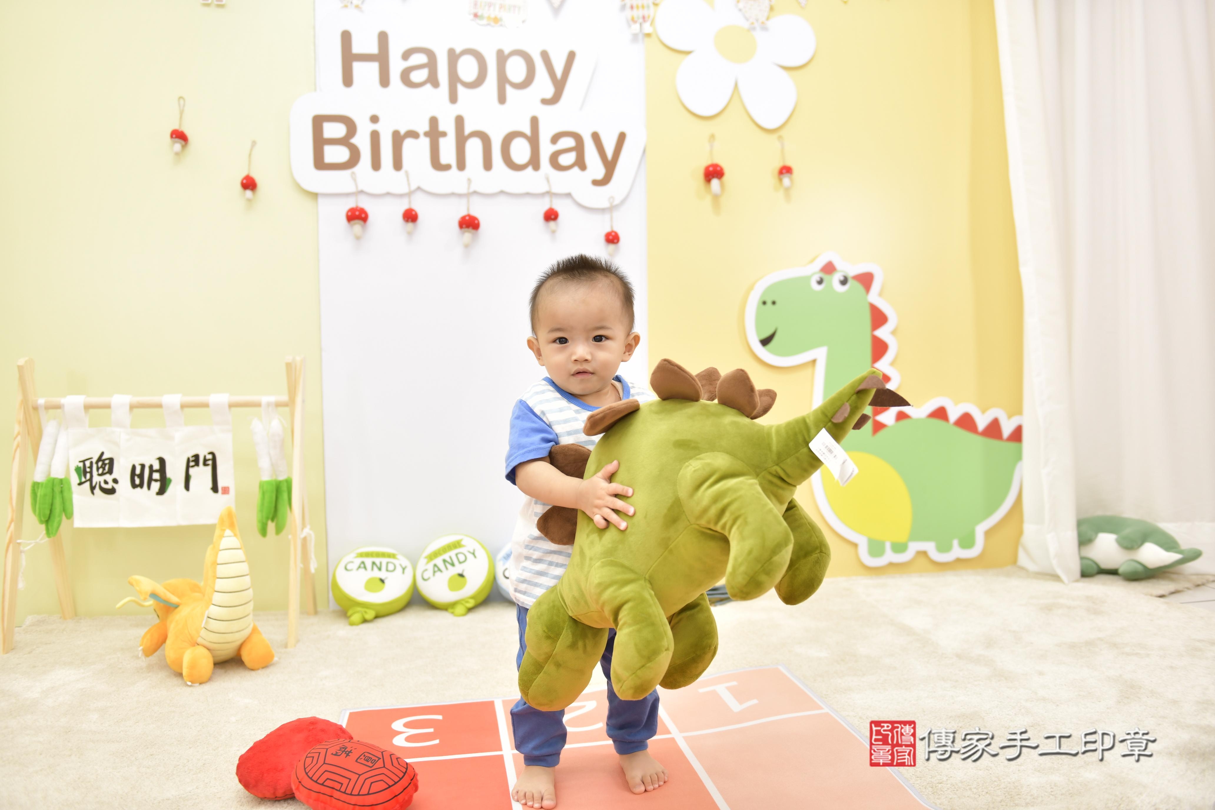 傳家手工印章新竹店、抓周、度脺、中國風會場、傳家嬰兒古禮、吉祥話、抓周道具物品24種、拍照。抓周證書。寶寶抓周、滿周歲、生日快樂、祝福