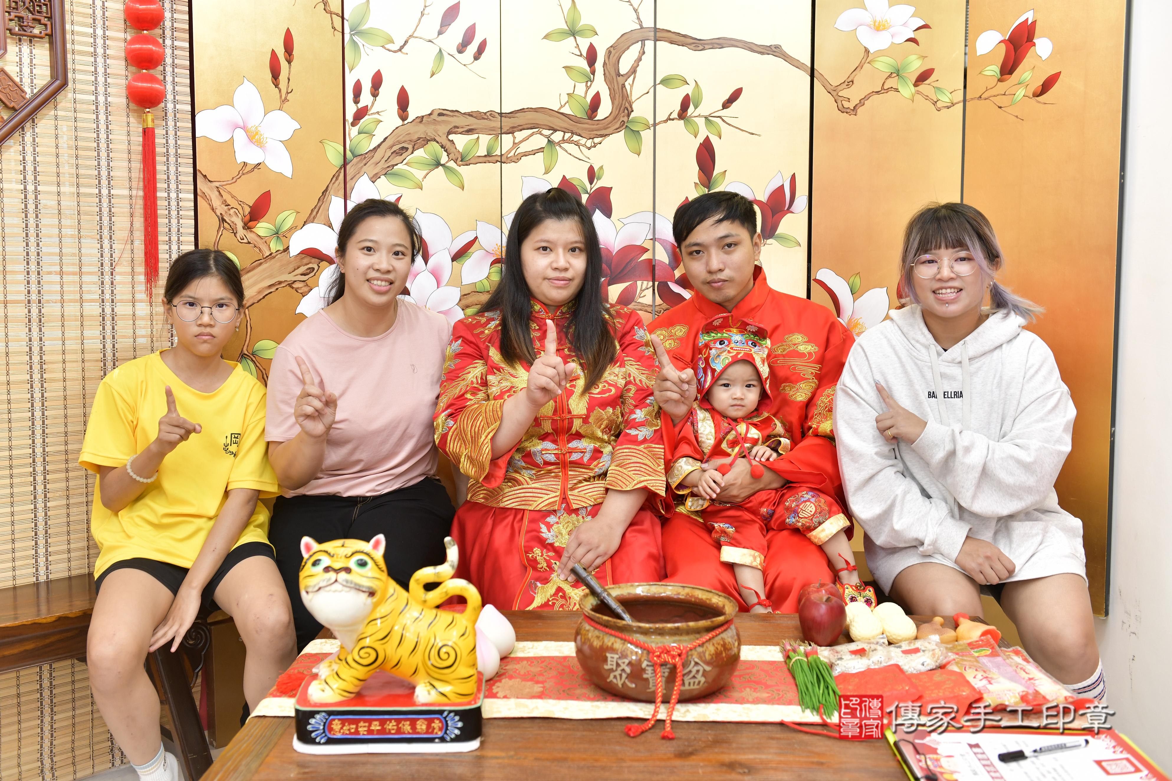 傳家手工印章新竹店、抓周、度脺、中國風會場、傳家嬰兒古禮、吉祥話、抓周道具物品24種、拍照。抓周證書。寶寶抓周、滿周歲、生日快樂、祝福