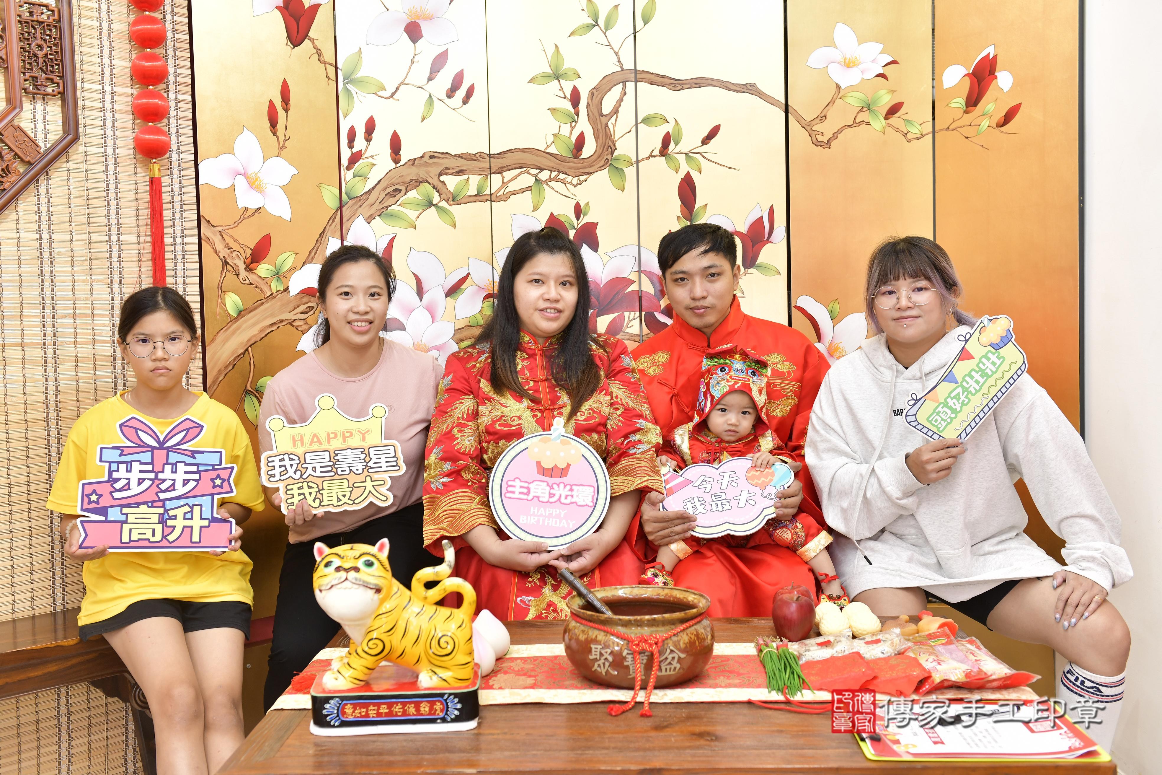 傳家手工印章新竹店、抓周、度脺、中國風會場、傳家嬰兒古禮、吉祥話、抓周道具物品24種、拍照。抓周證書。寶寶抓周、滿周歲、生日快樂、祝福