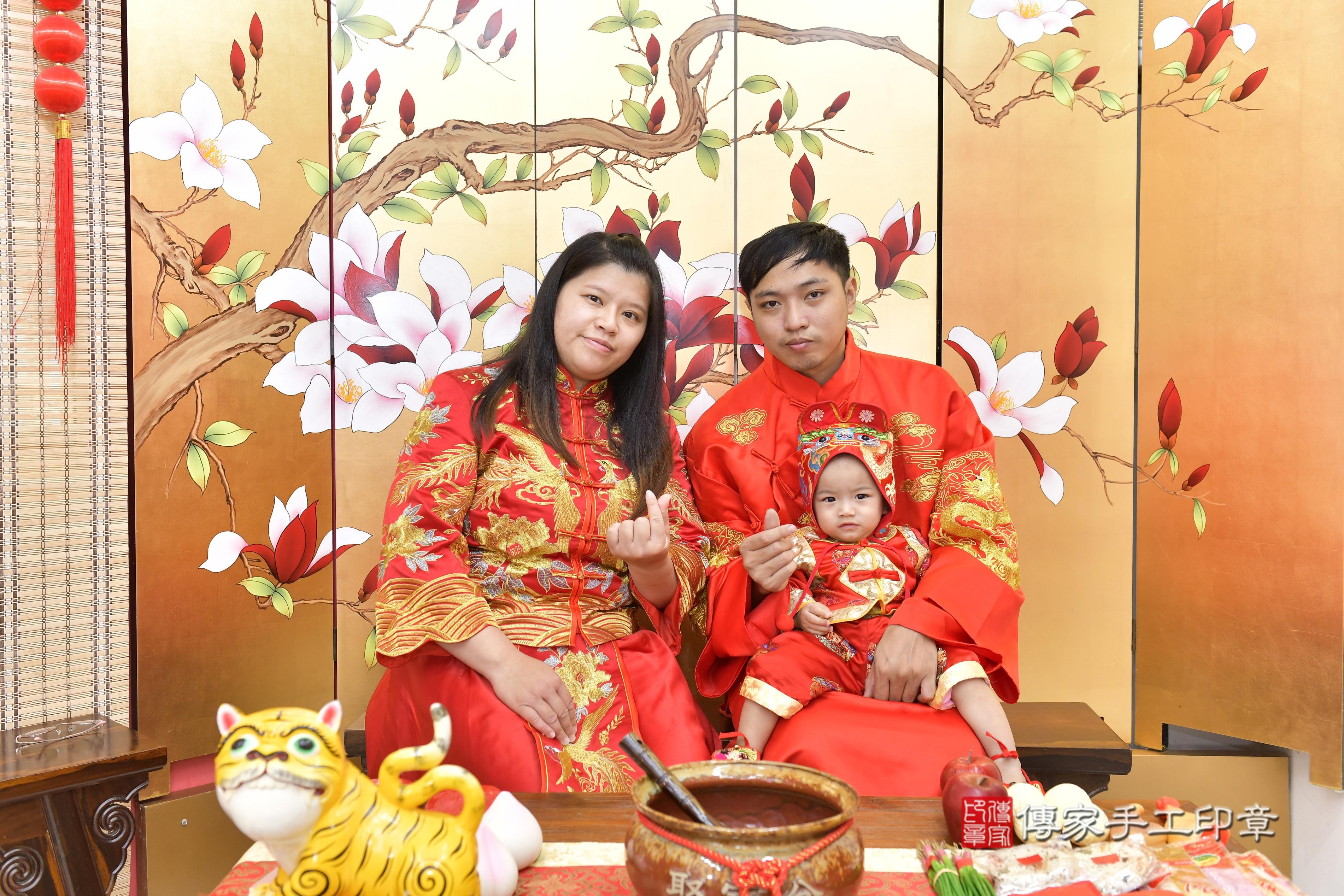 傳家手工印章新竹店、抓周、度脺、中國風會場、傳家嬰兒古禮、吉祥話、抓周道具物品24種、拍照。抓周證書。寶寶抓周、滿周歲、生日快樂、祝福