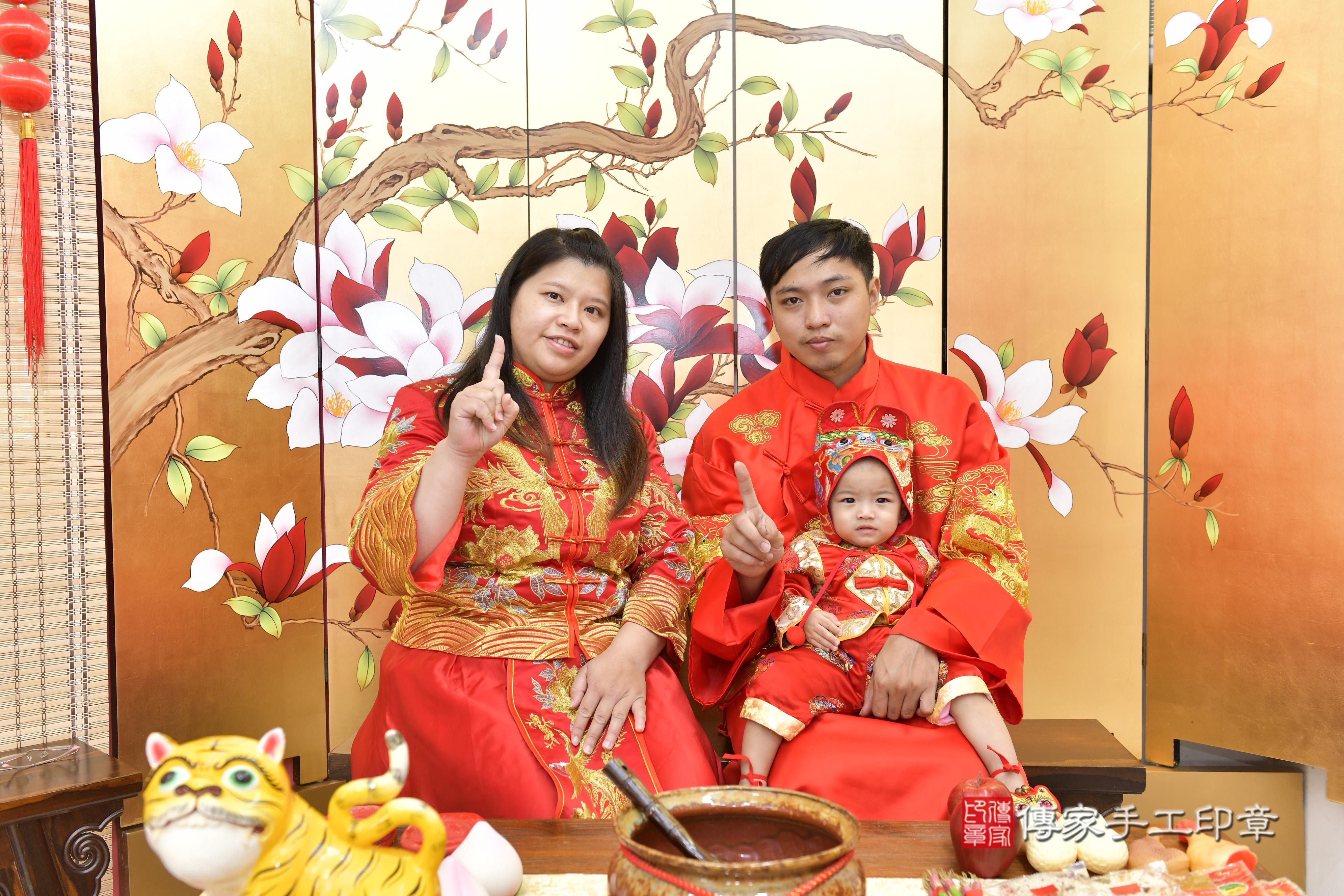 傳家手工印章新竹店、抓周、度脺、中國風會場、傳家嬰兒古禮、吉祥話、抓周道具物品24種、拍照。抓周證書。寶寶抓周、滿周歲、生日快樂、祝福