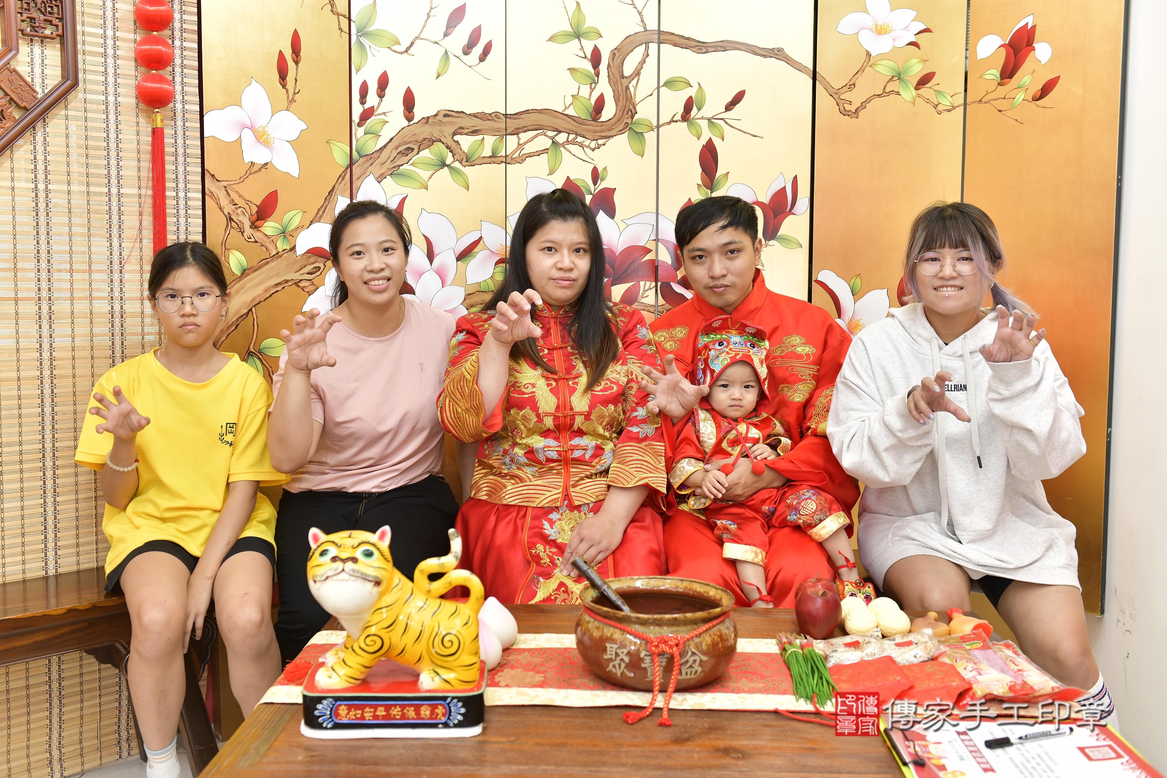 傳家手工印章新竹店、抓周、度脺、中國風會場、傳家嬰兒古禮、吉祥話、抓周道具物品24種、拍照。抓周證書。寶寶抓周、滿周歲、生日快樂、祝福