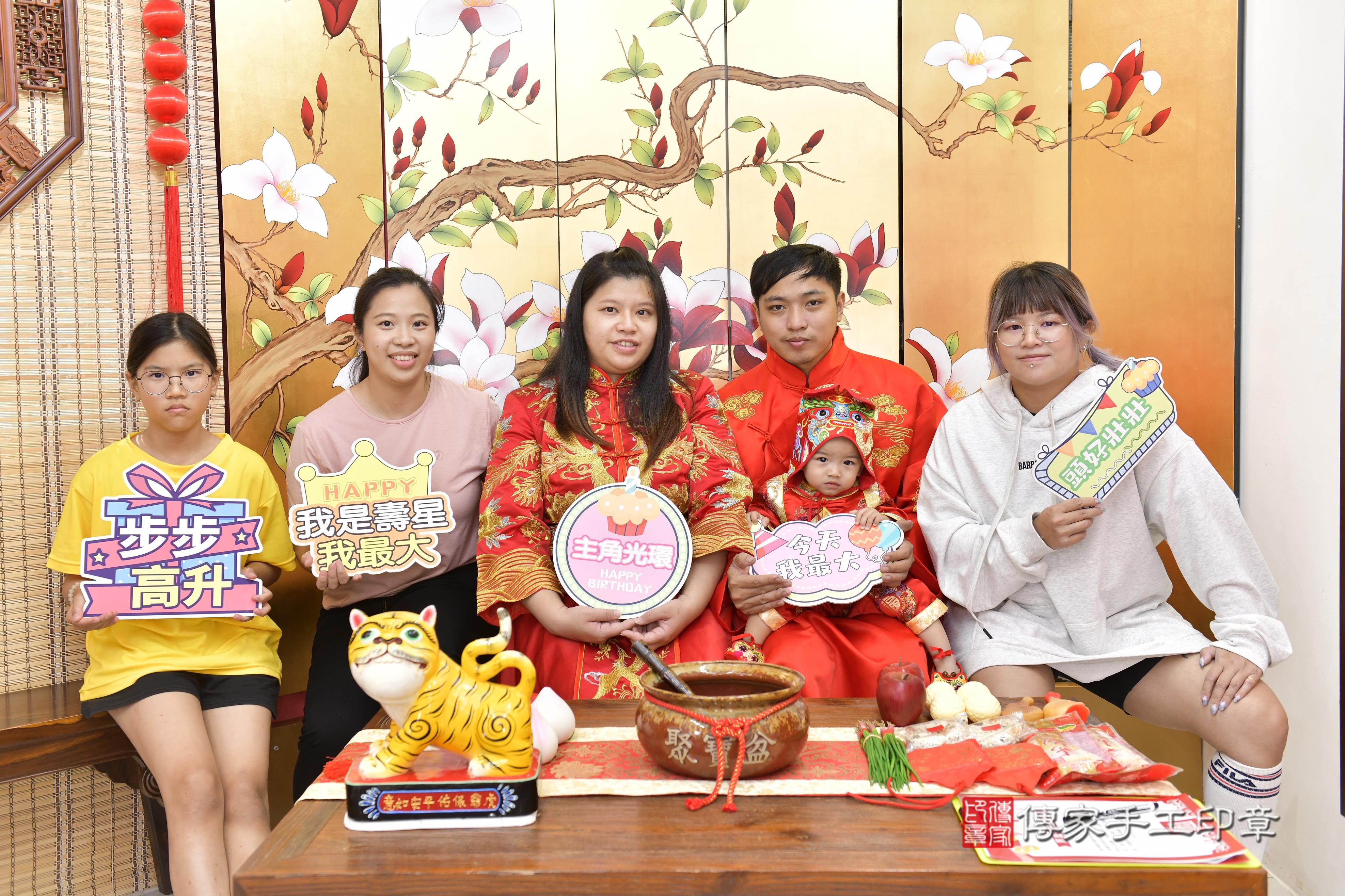 傳家手工印章新竹店、抓周、度脺、中國風會場、傳家嬰兒古禮、吉祥話、抓周道具物品24種、拍照。抓周證書。寶寶抓周、滿周歲、生日快樂、祝福