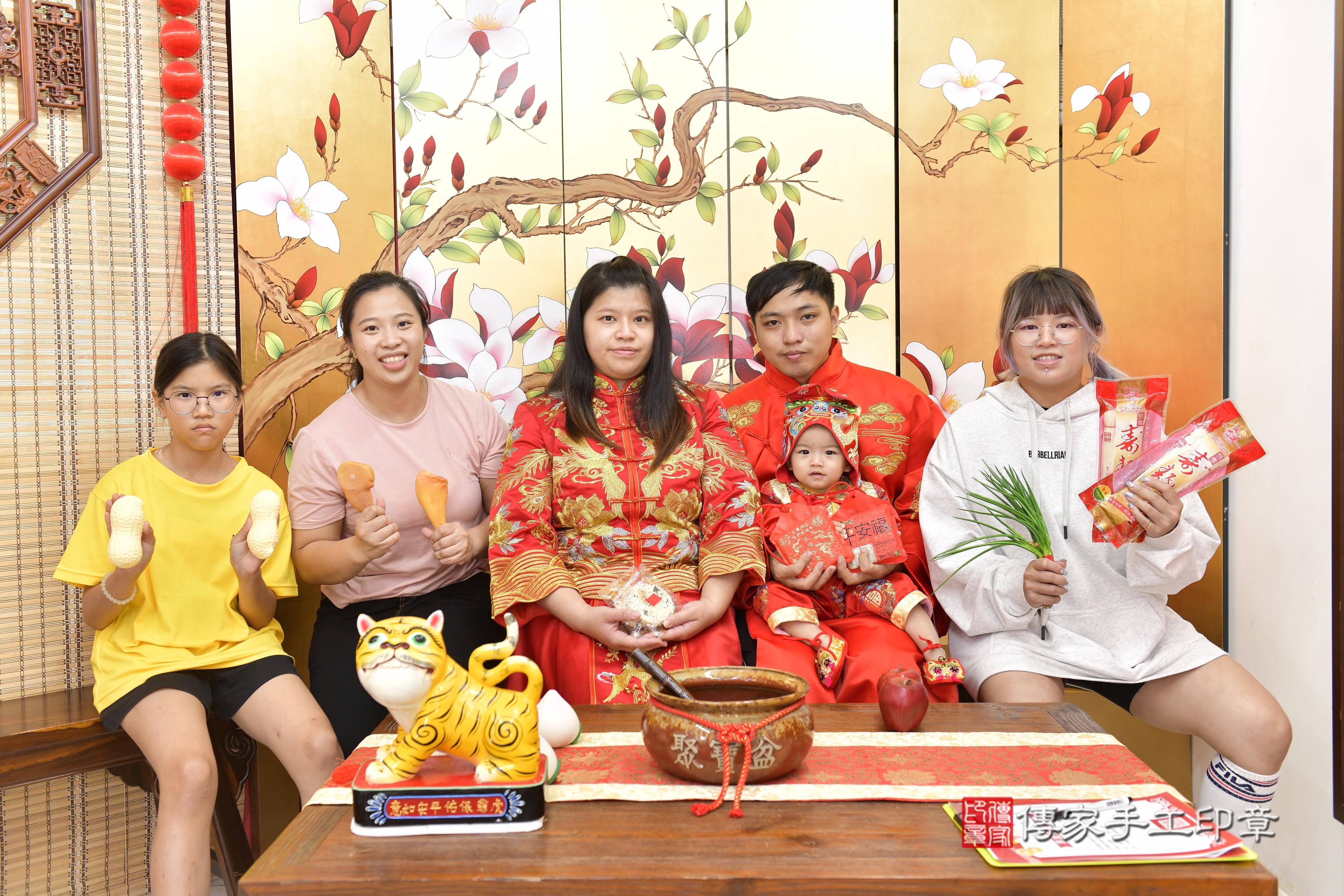 傳家手工印章新竹店、抓周、度脺、中國風會場、傳家嬰兒古禮、吉祥話、抓周道具物品24種、拍照。抓周證書。寶寶抓周、滿周歲、生日快樂、祝福