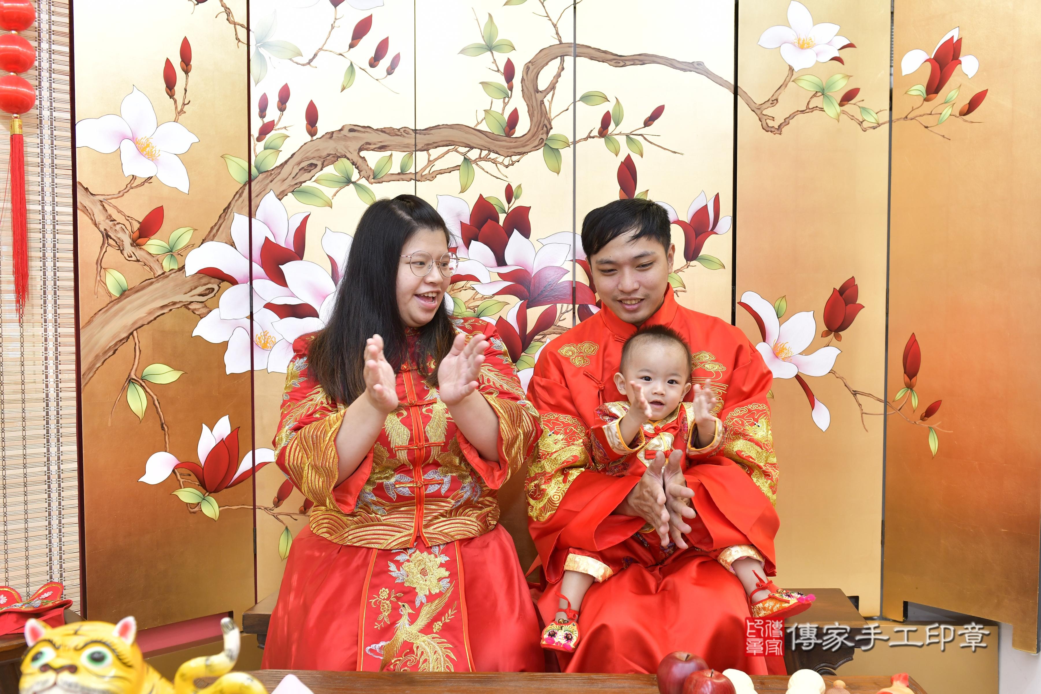 傳家手工印章新竹店、抓周、度脺、中國風會場、傳家嬰兒古禮、吉祥話、抓周道具物品24種、拍照。抓周證書。寶寶抓周、滿周歲、生日快樂、祝福