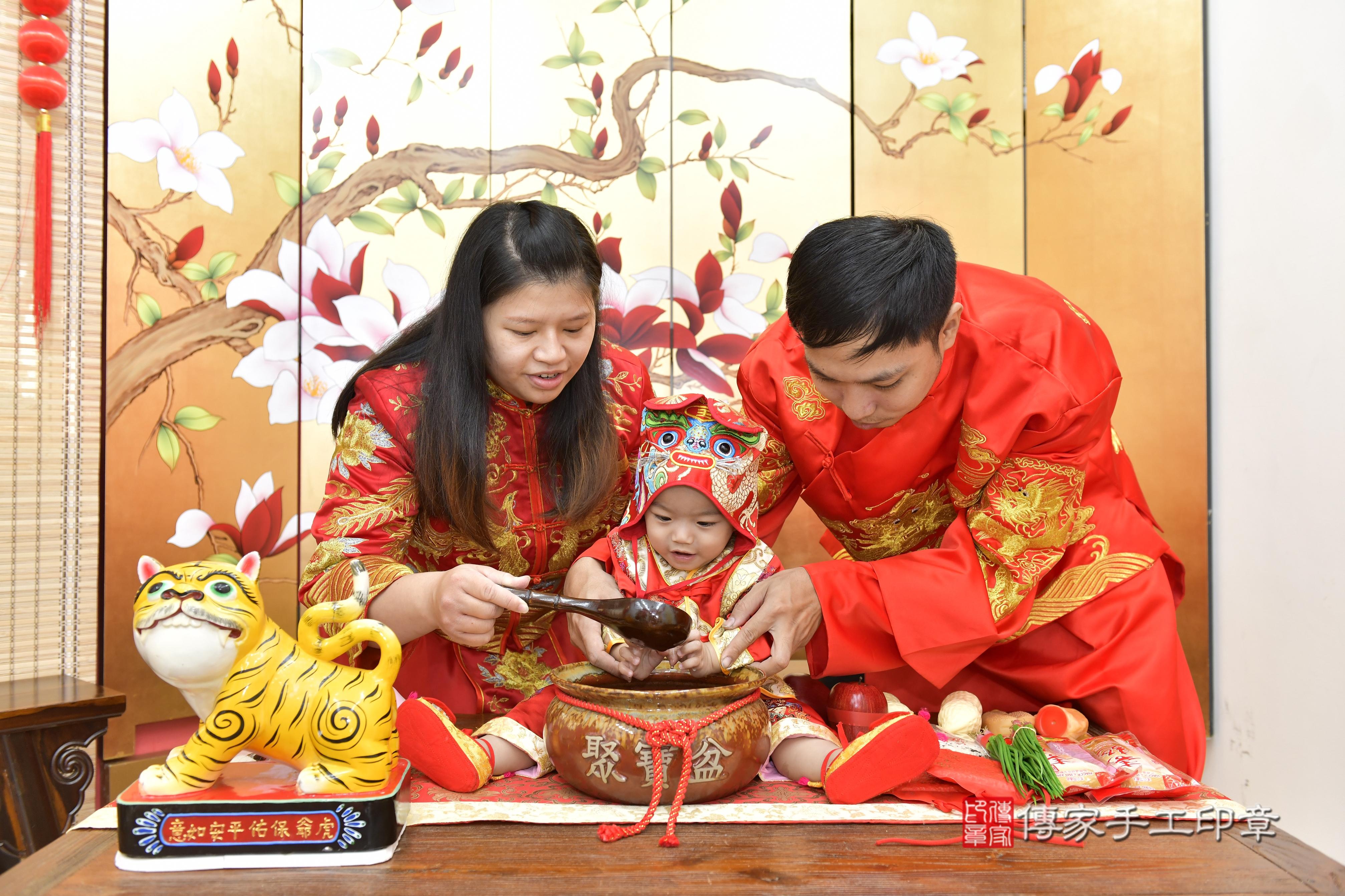傳家手工印章新竹店、抓周、度脺、中國風會場、傳家嬰兒古禮、吉祥話、抓周道具物品24種、拍照。抓周證書。寶寶抓周、滿周歲、生日快樂、祝福