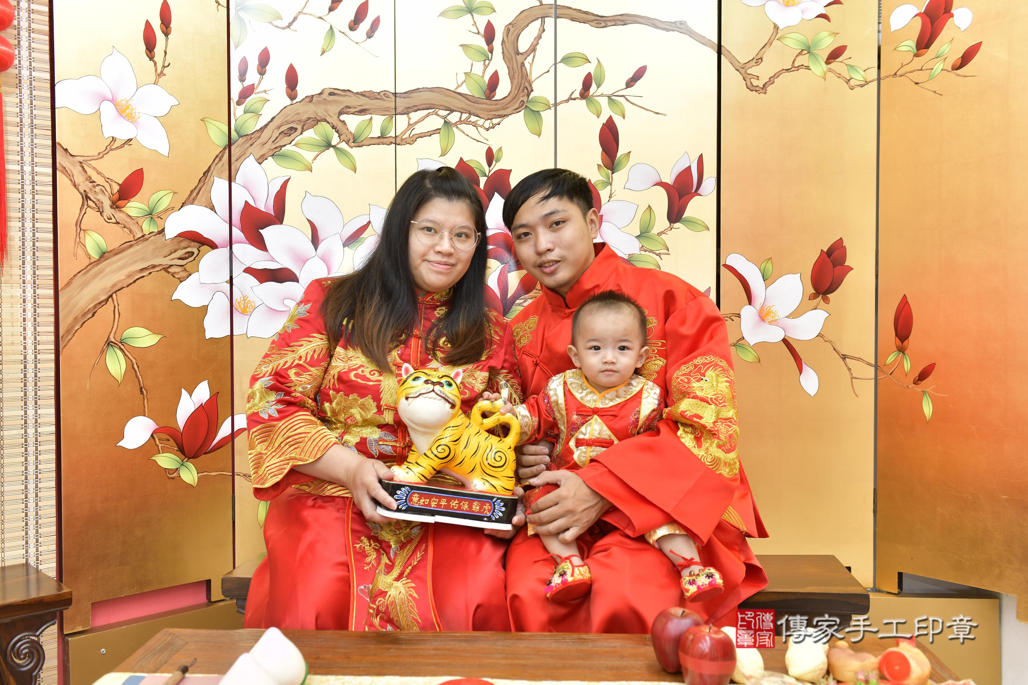 傳家手工印章新竹店、抓周、度脺、中國風會場、傳家嬰兒古禮、吉祥話、抓周道具物品24種、拍照。抓周證書。寶寶抓周、滿周歲、生日快樂、祝福