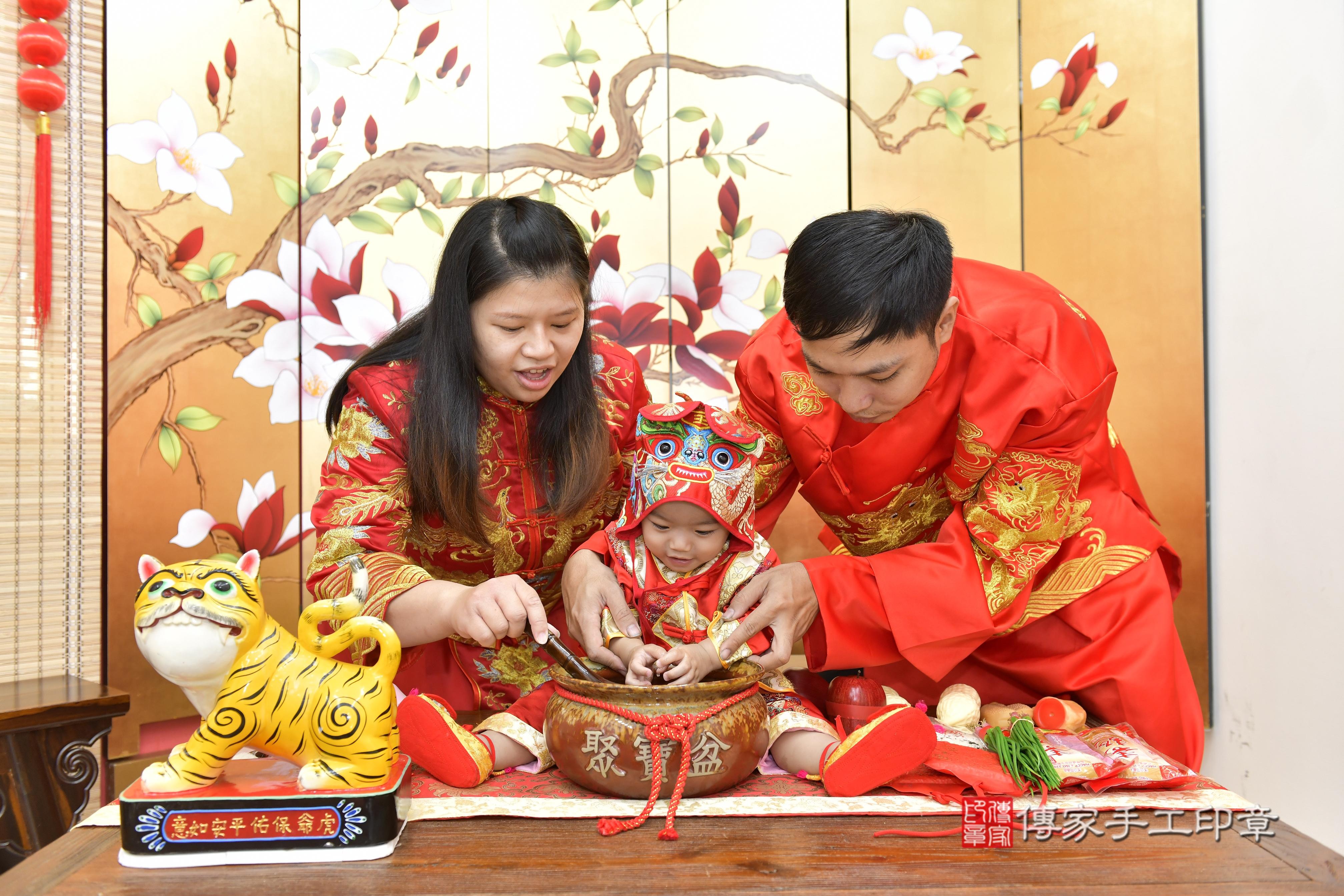 傳家手工印章新竹店、抓周、度脺、中國風會場、傳家嬰兒古禮、吉祥話、抓周道具物品24種、拍照。抓周證書。寶寶抓周、滿周歲、生日快樂、祝福