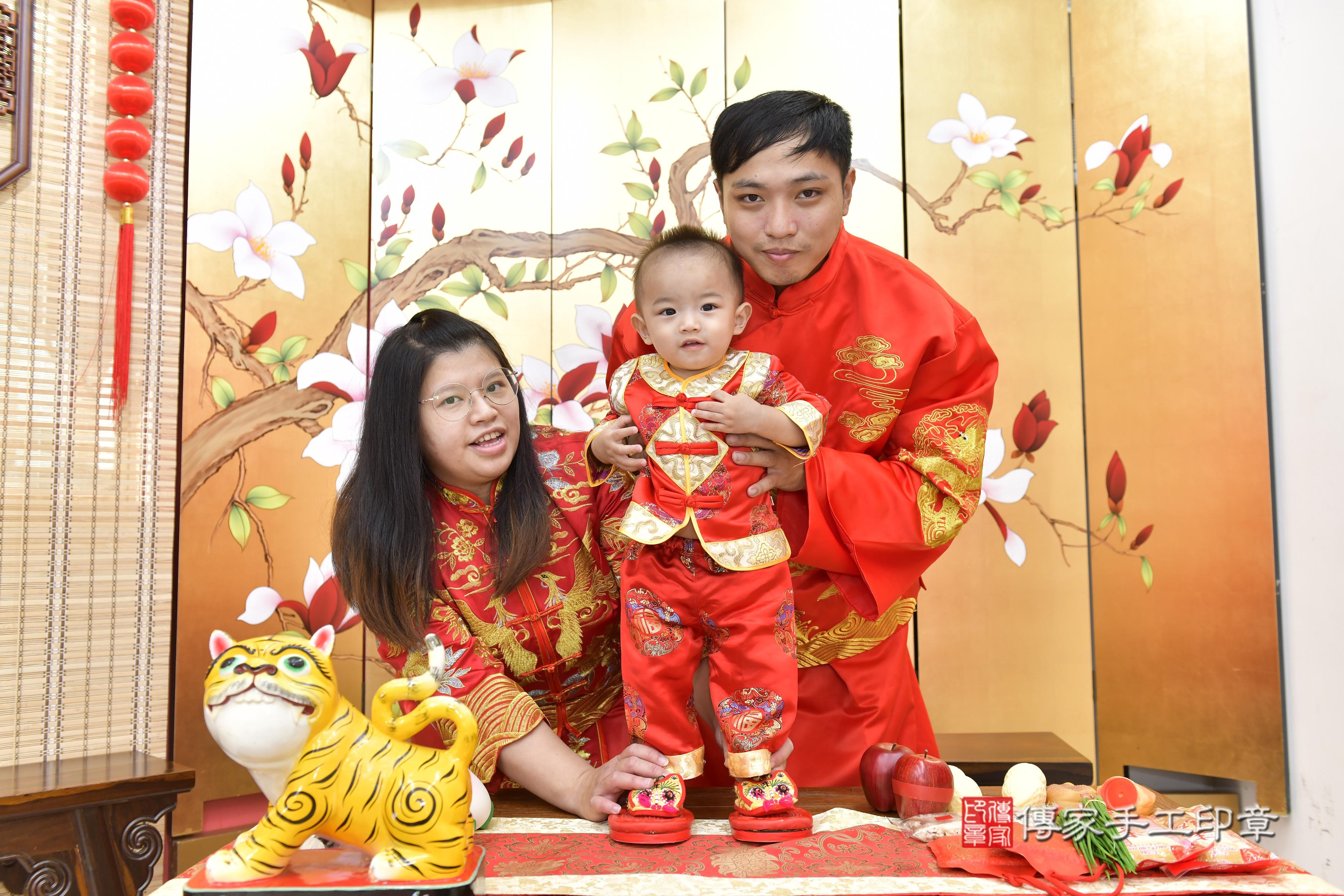 傳家手工印章新竹店、抓周、度脺、中國風會場、傳家嬰兒古禮、吉祥話、抓周道具物品24種、拍照。抓周證書。寶寶抓周、滿周歲、生日快樂、祝福