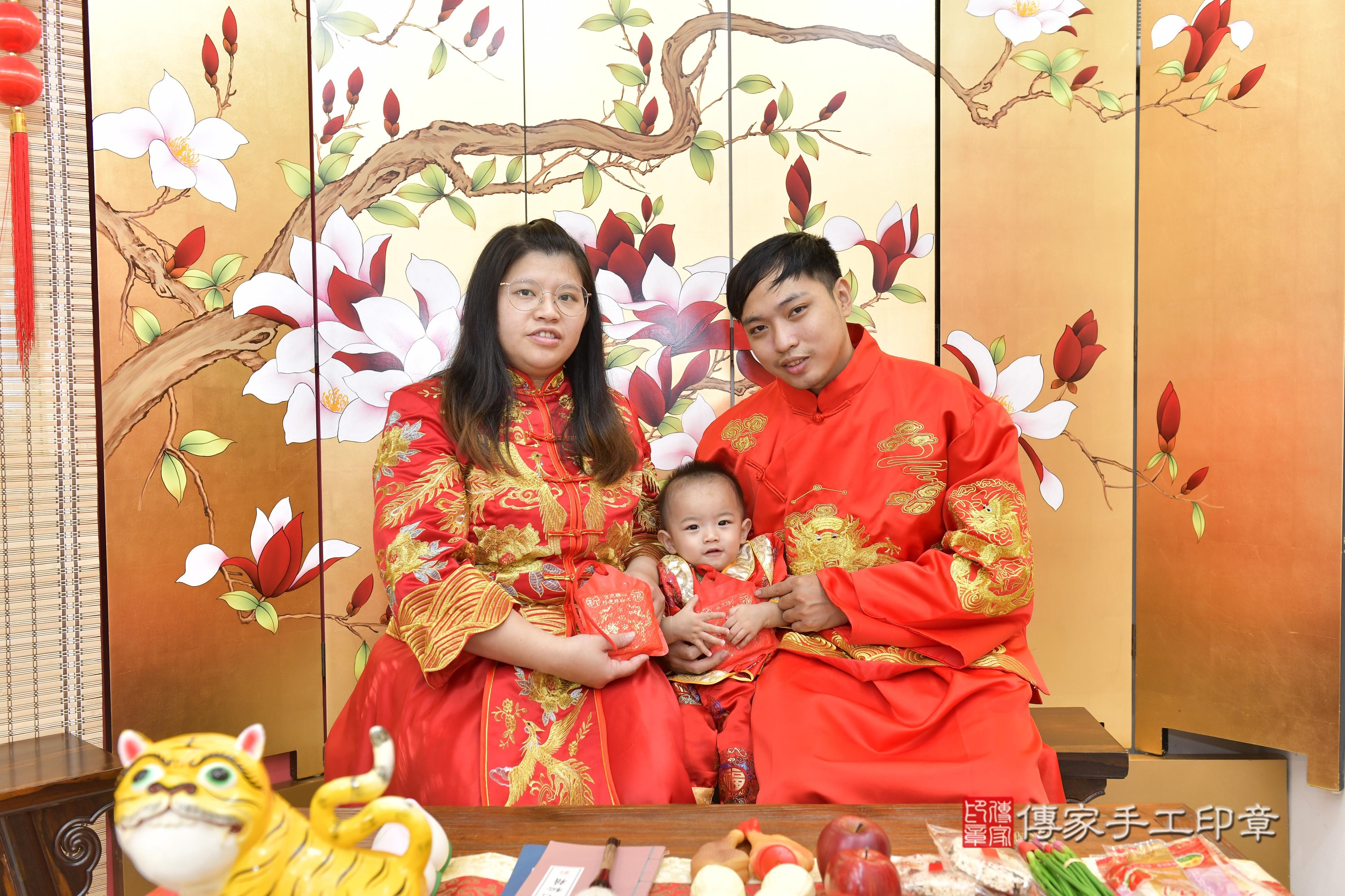 傳家手工印章新竹店、抓周、度脺、中國風會場、傳家嬰兒古禮、吉祥話、抓周道具物品24種、拍照。抓周證書。寶寶抓周、滿周歲、生日快樂、祝福