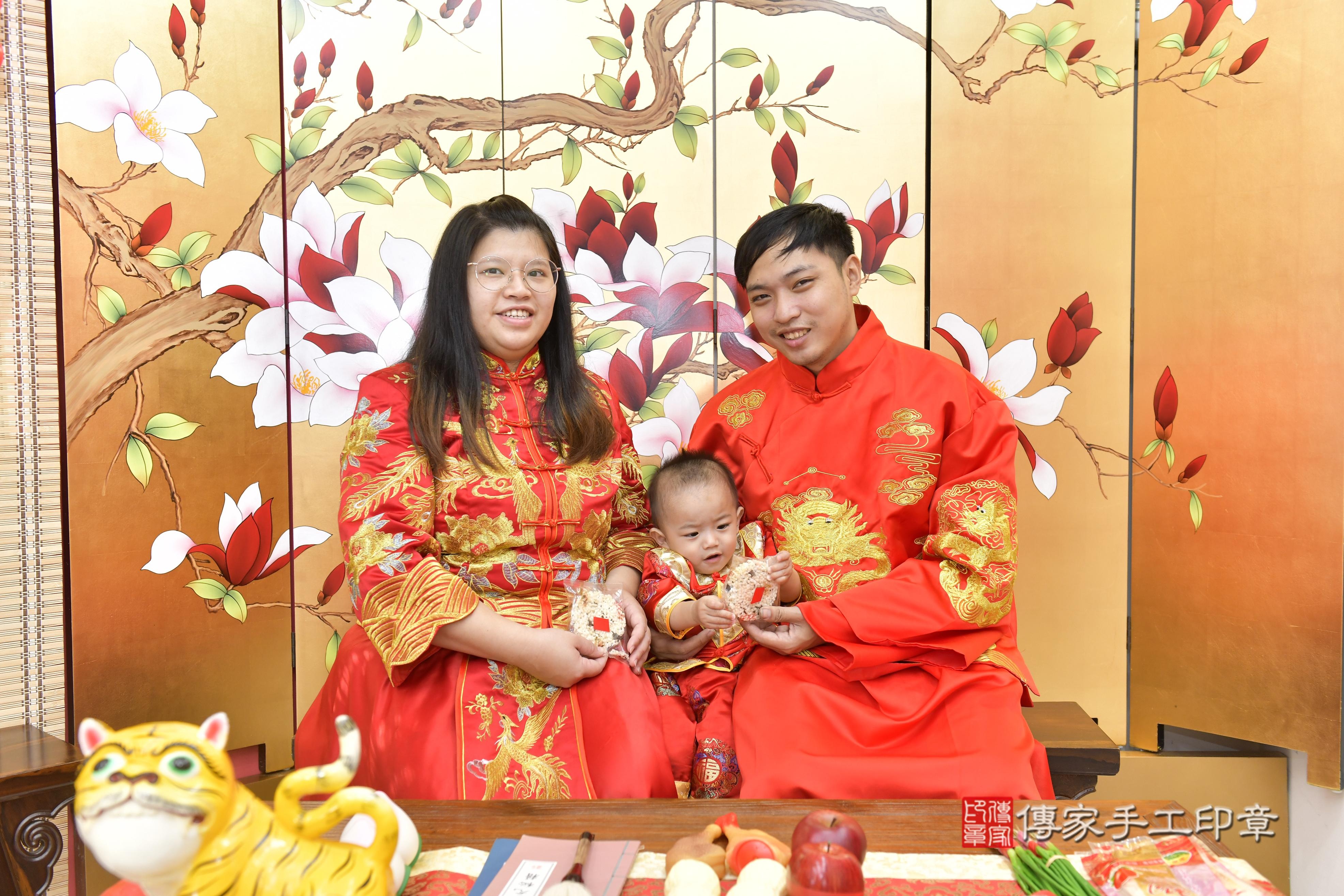 傳家手工印章新竹店、抓周、度脺、中國風會場、傳家嬰兒古禮、吉祥話、抓周道具物品24種、拍照。抓周證書。寶寶抓周、滿周歲、生日快樂、祝福