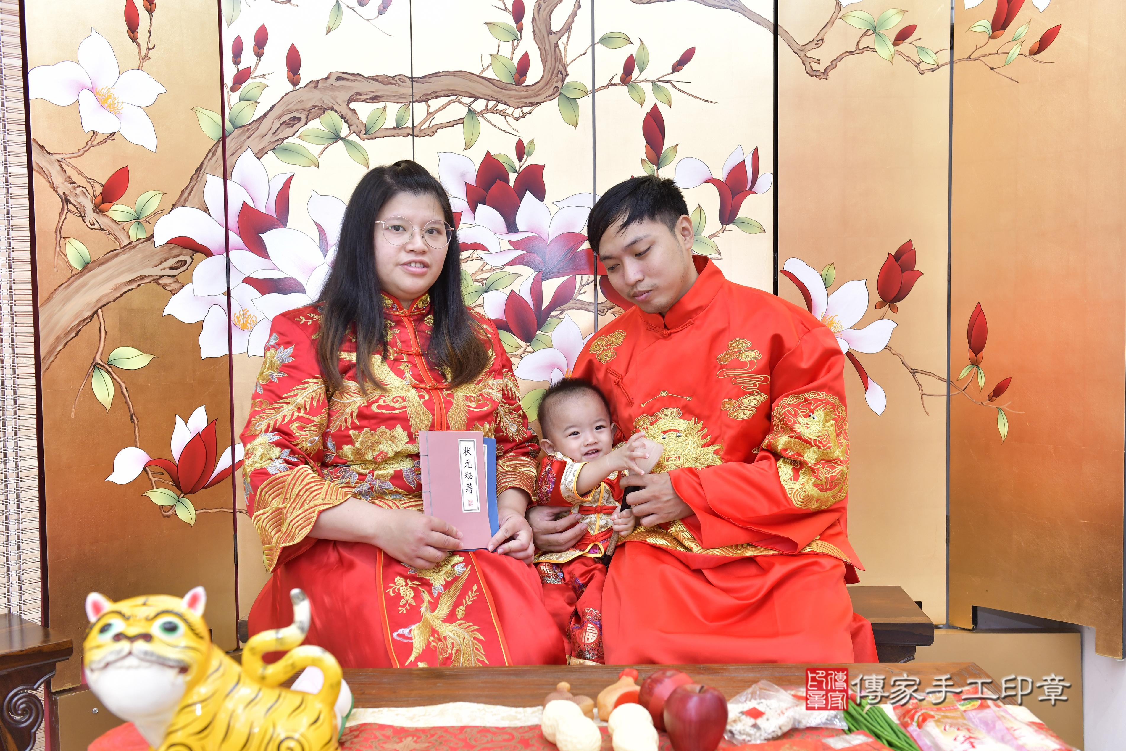 傳家手工印章新竹店、抓周、度脺、中國風會場、傳家嬰兒古禮、吉祥話、抓周道具物品24種、拍照。抓周證書。寶寶抓周、滿周歲、生日快樂、祝福