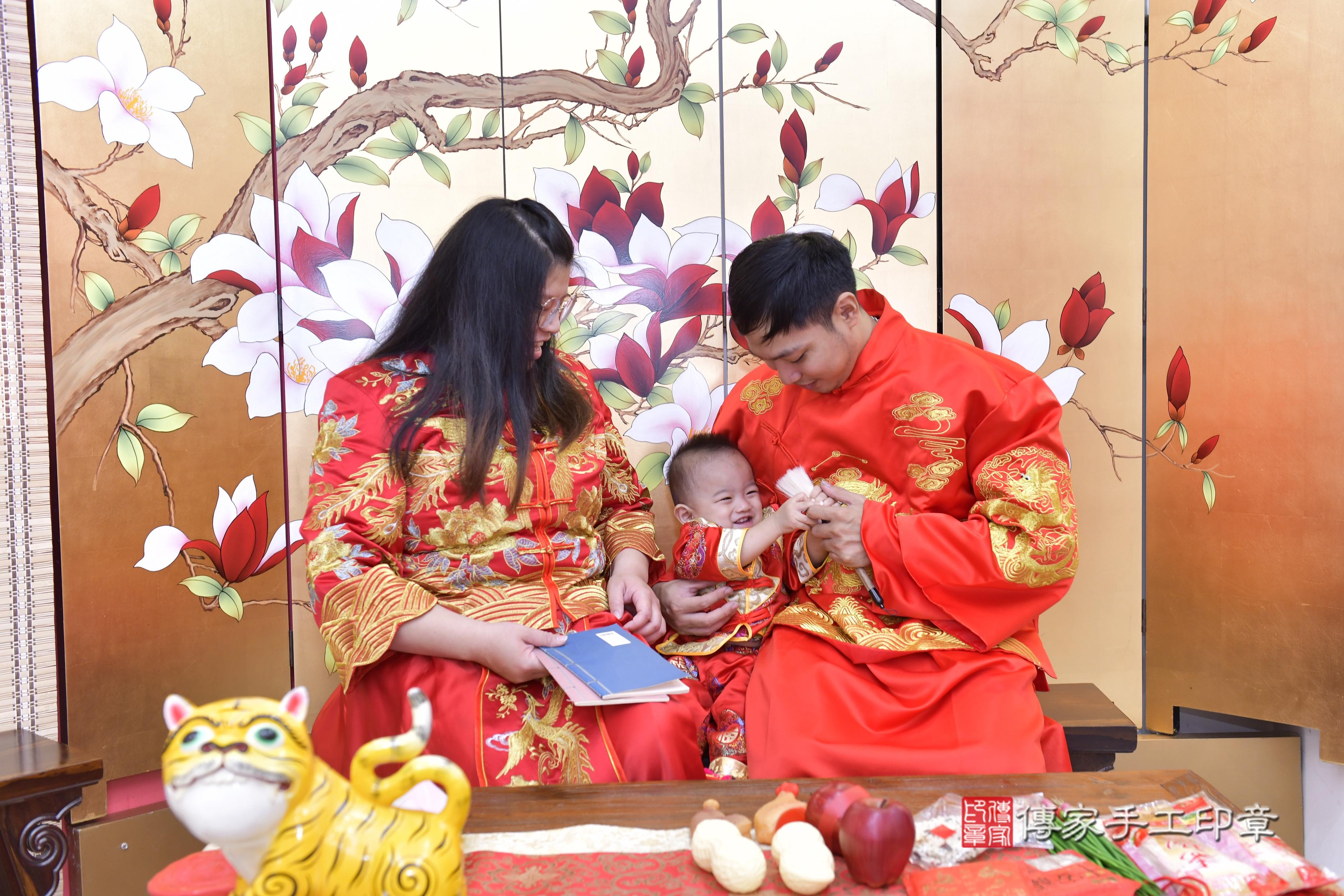 傳家手工印章新竹店、抓周、度脺、中國風會場、傳家嬰兒古禮、吉祥話、抓周道具物品24種、拍照。抓周證書。寶寶抓周、滿周歲、生日快樂、祝福