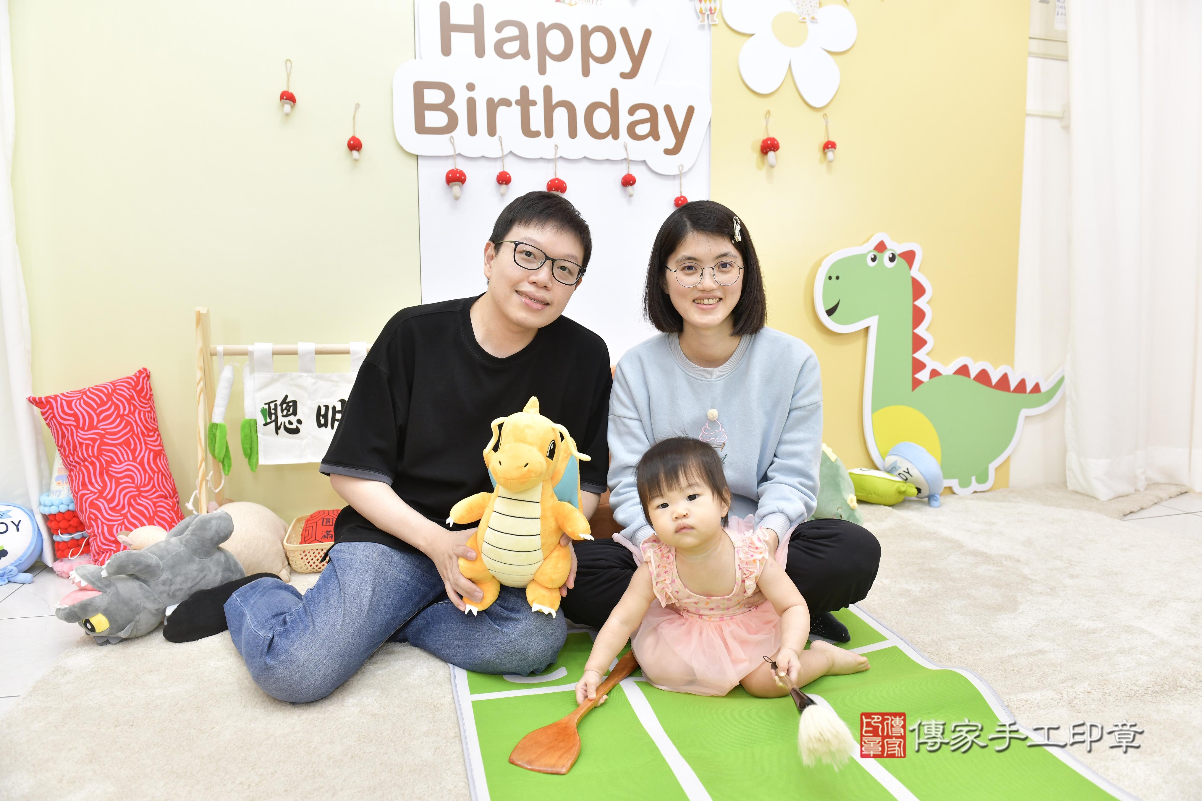 傳家手工印章新竹店、抓周、度脺、中國風會場、傳家嬰兒古禮、吉祥話、抓周道具物品24種、拍照。抓周證書。寶寶抓周、滿周歲、生日快樂、祝福