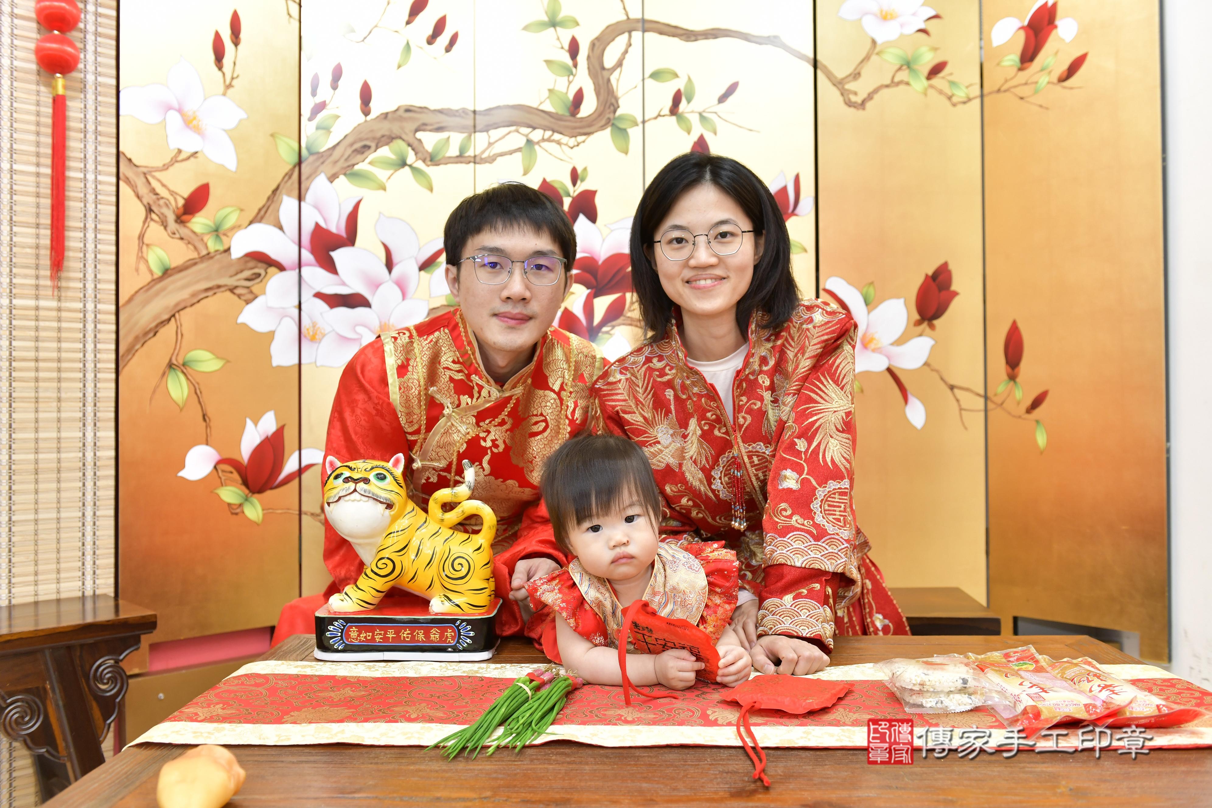 傳家手工印章新竹店、抓周、度脺、中國風會場、傳家嬰兒古禮、吉祥話、抓周道具物品24種、拍照。抓周證書。寶寶抓周、滿周歲、生日快樂、祝福