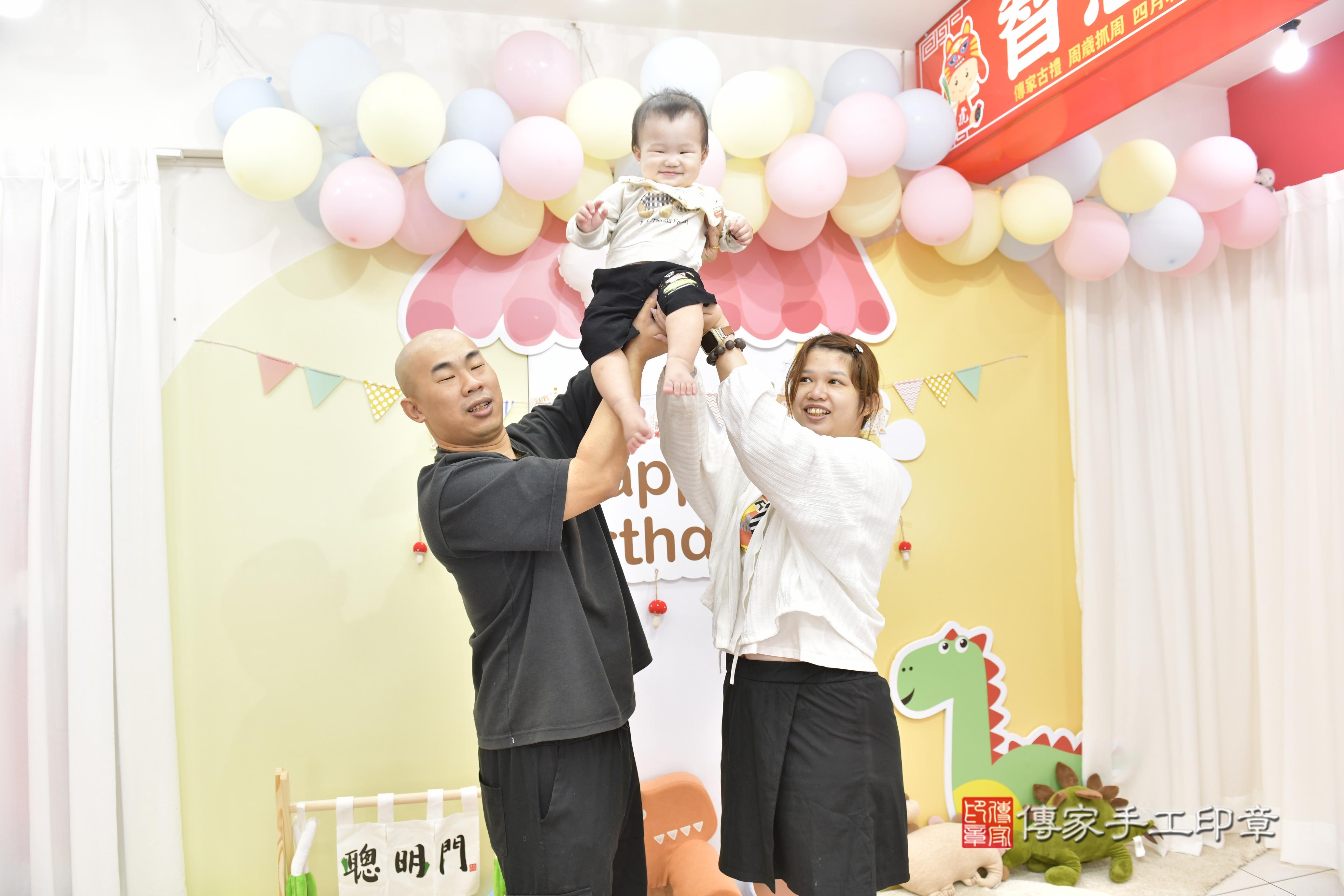 傳家手工印章新竹店、抓周、度脺、中國風會場、傳家嬰兒古禮、吉祥話、抓周道具物品24種、拍照。抓周證書。寶寶抓周、滿周歲、生日快樂、祝福