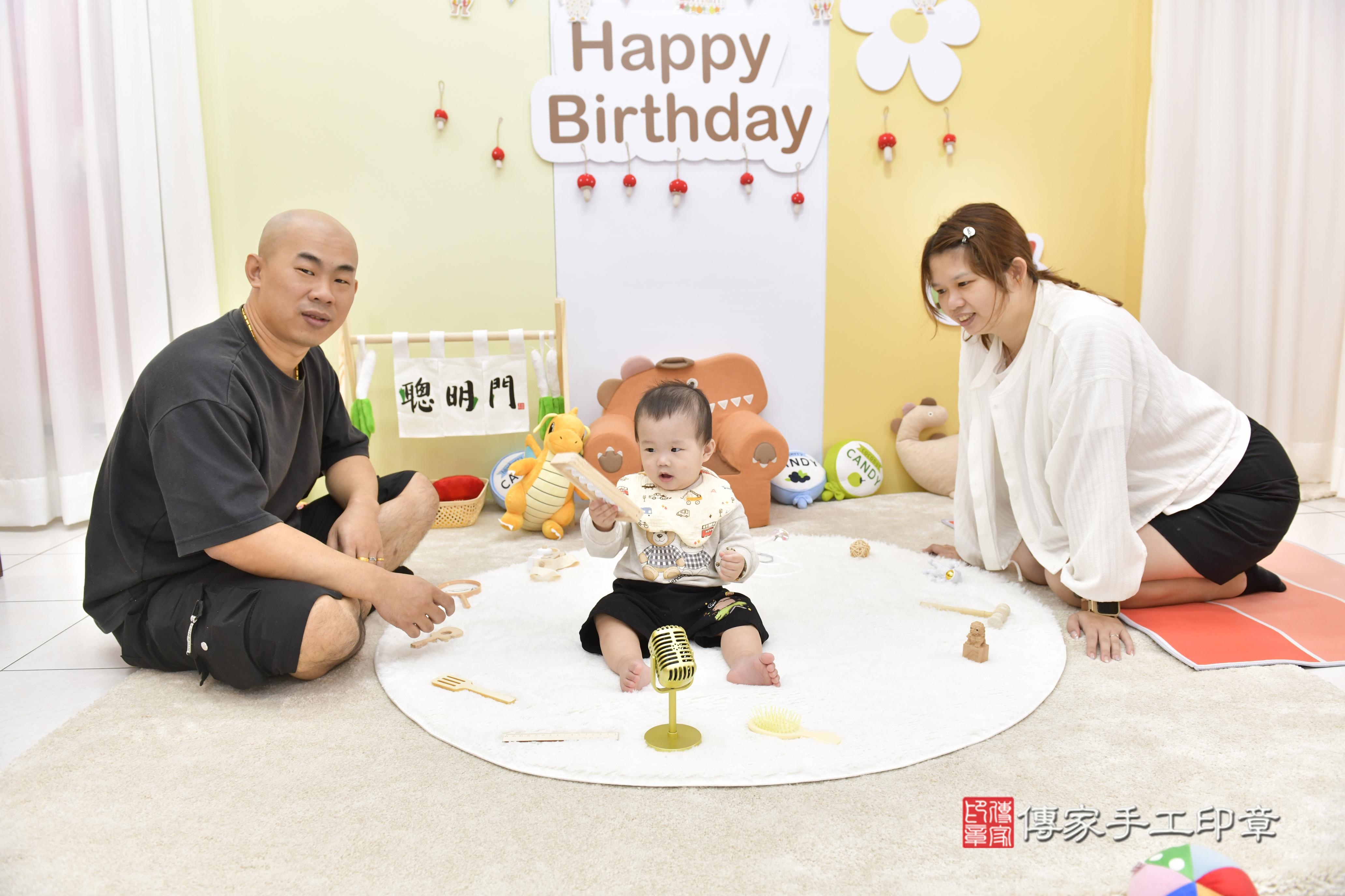 傳家手工印章新竹店、抓周、度脺、中國風會場、傳家嬰兒古禮、吉祥話、抓周道具物品24種、拍照。抓周證書。寶寶抓周、滿周歲、生日快樂、祝福