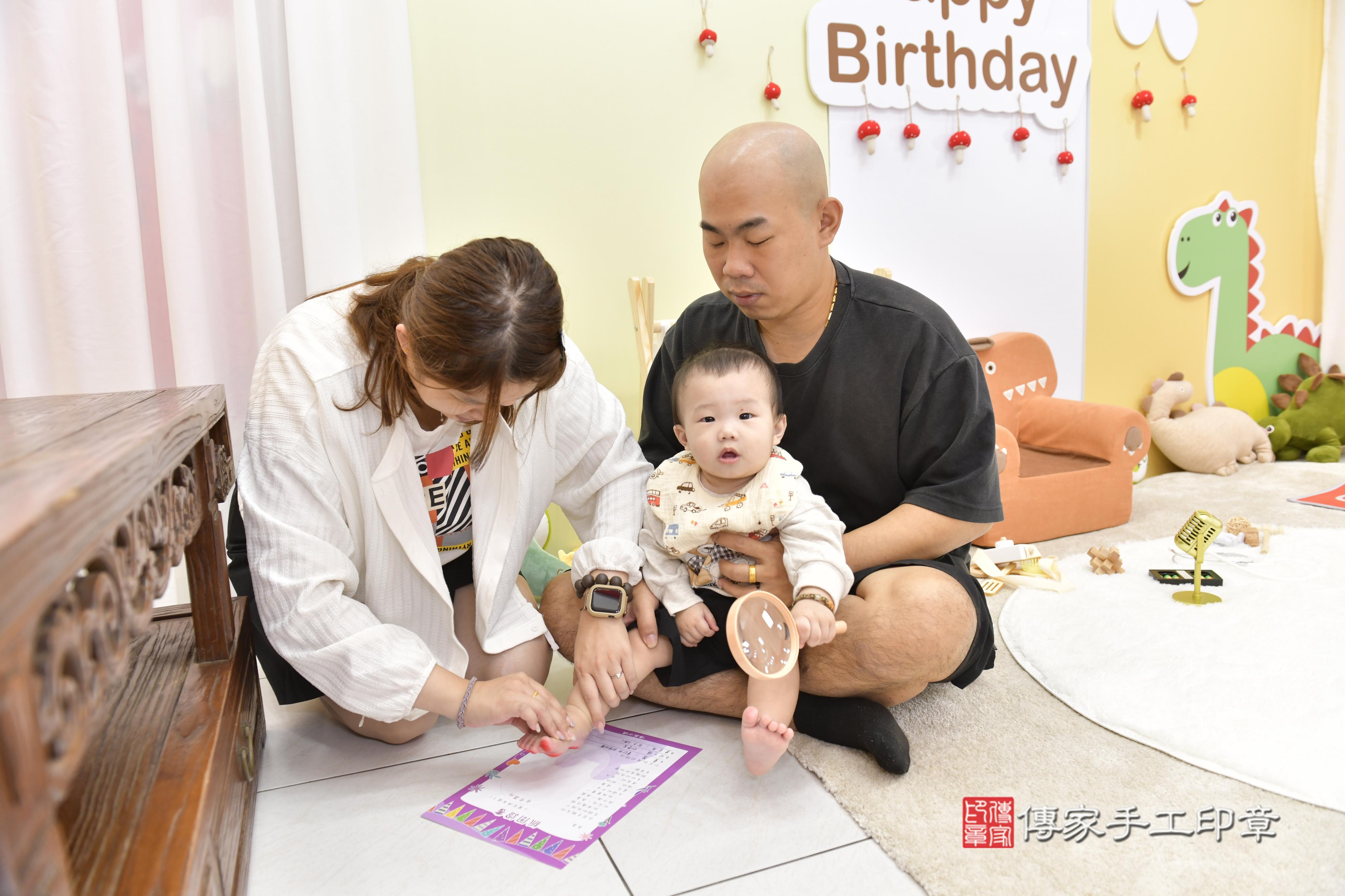 傳家手工印章新竹店、抓周、度脺、中國風會場、傳家嬰兒古禮、吉祥話、抓周道具物品24種、拍照。抓周證書。寶寶抓周、滿周歲、生日快樂、祝福