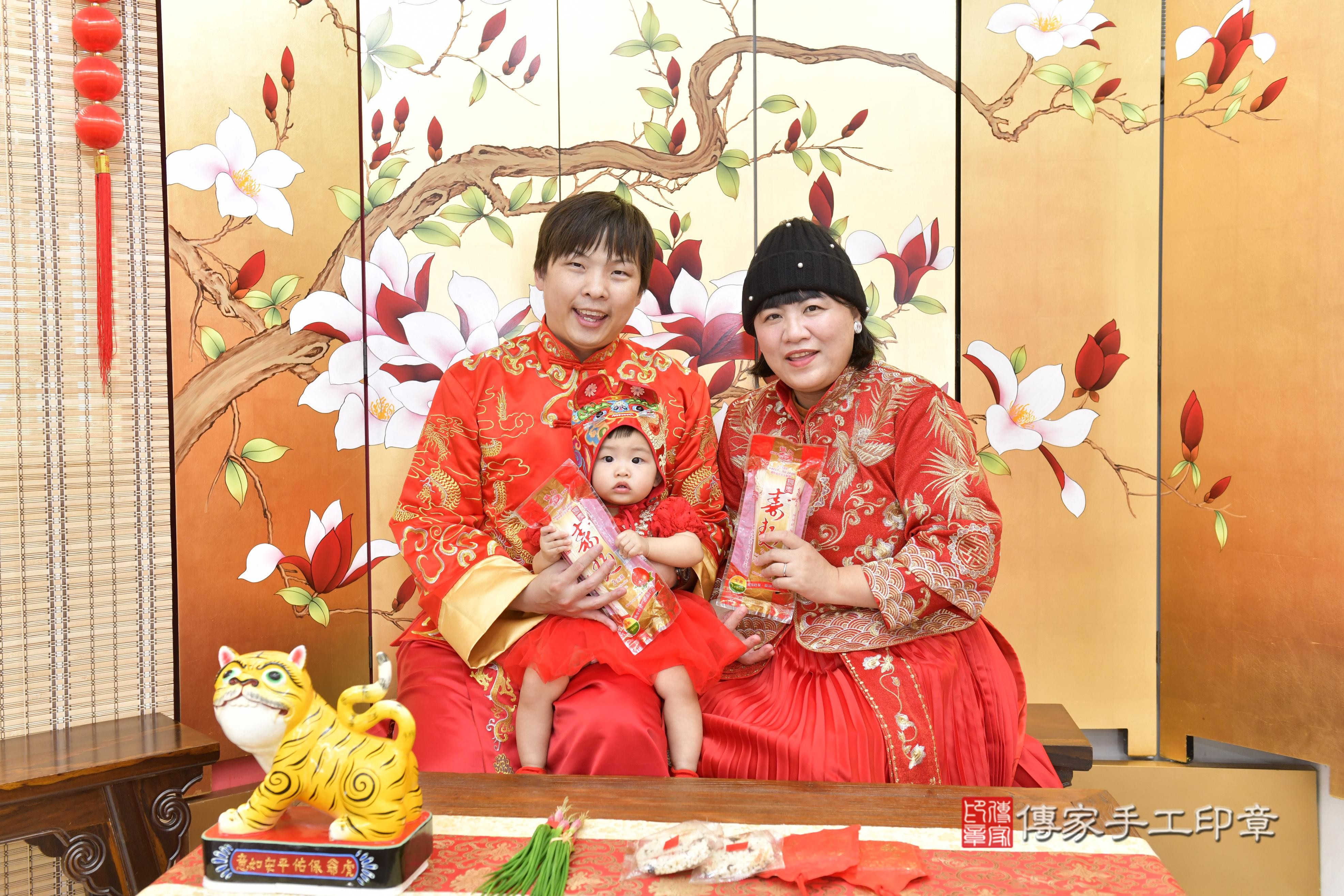 傳家手工印章新竹店、抓周、度脺、中國風會場、傳家嬰兒古禮、吉祥話、抓周道具物品24種、拍照。抓周證書。寶寶抓周、滿周歲、生日快樂、祝福