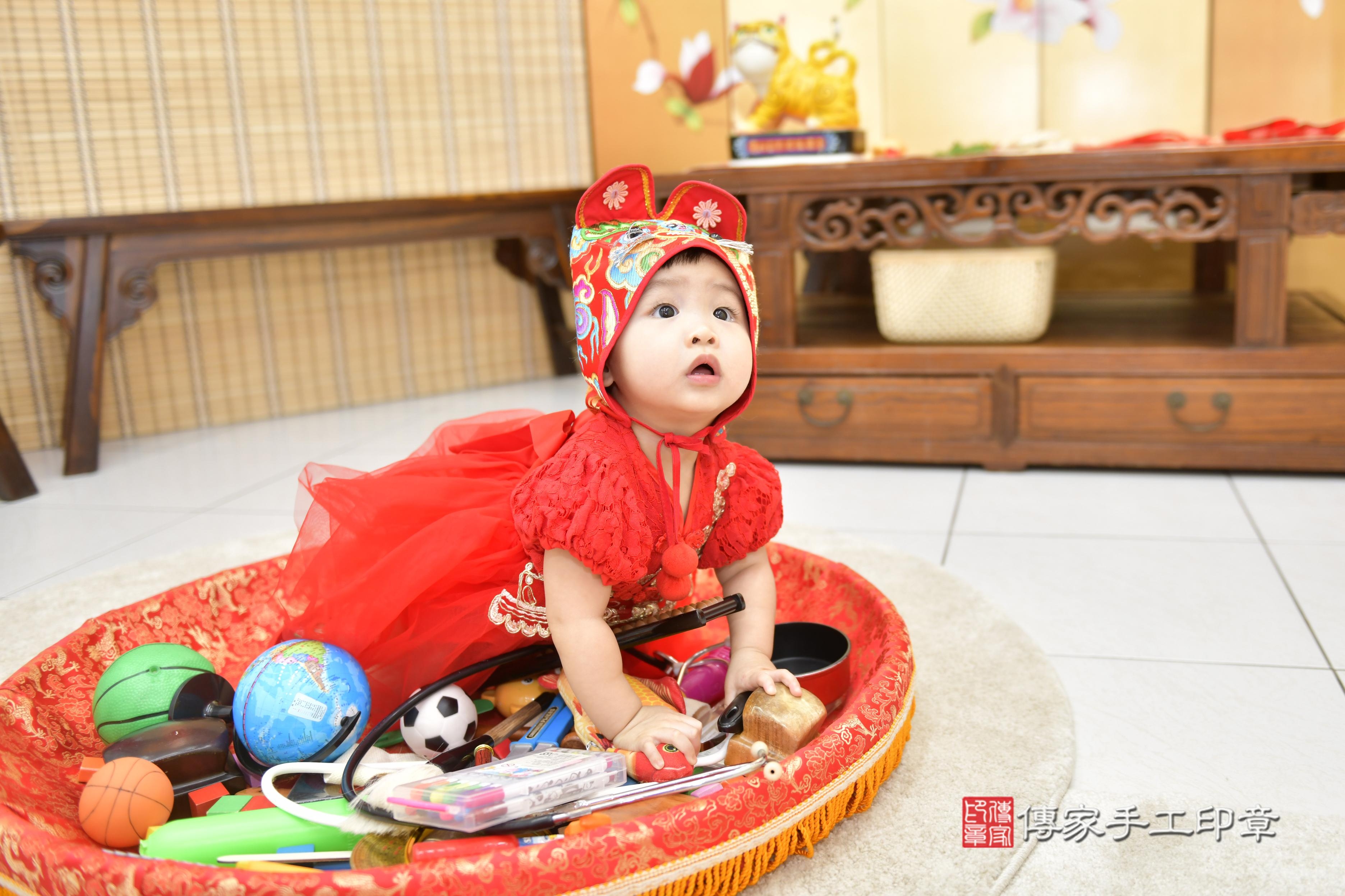 傳家手工印章新竹店、抓周、度脺、中國風會場、傳家嬰兒古禮、吉祥話、抓周道具物品24種、拍照。抓周證書。寶寶抓周、滿周歲、生日快樂、祝福