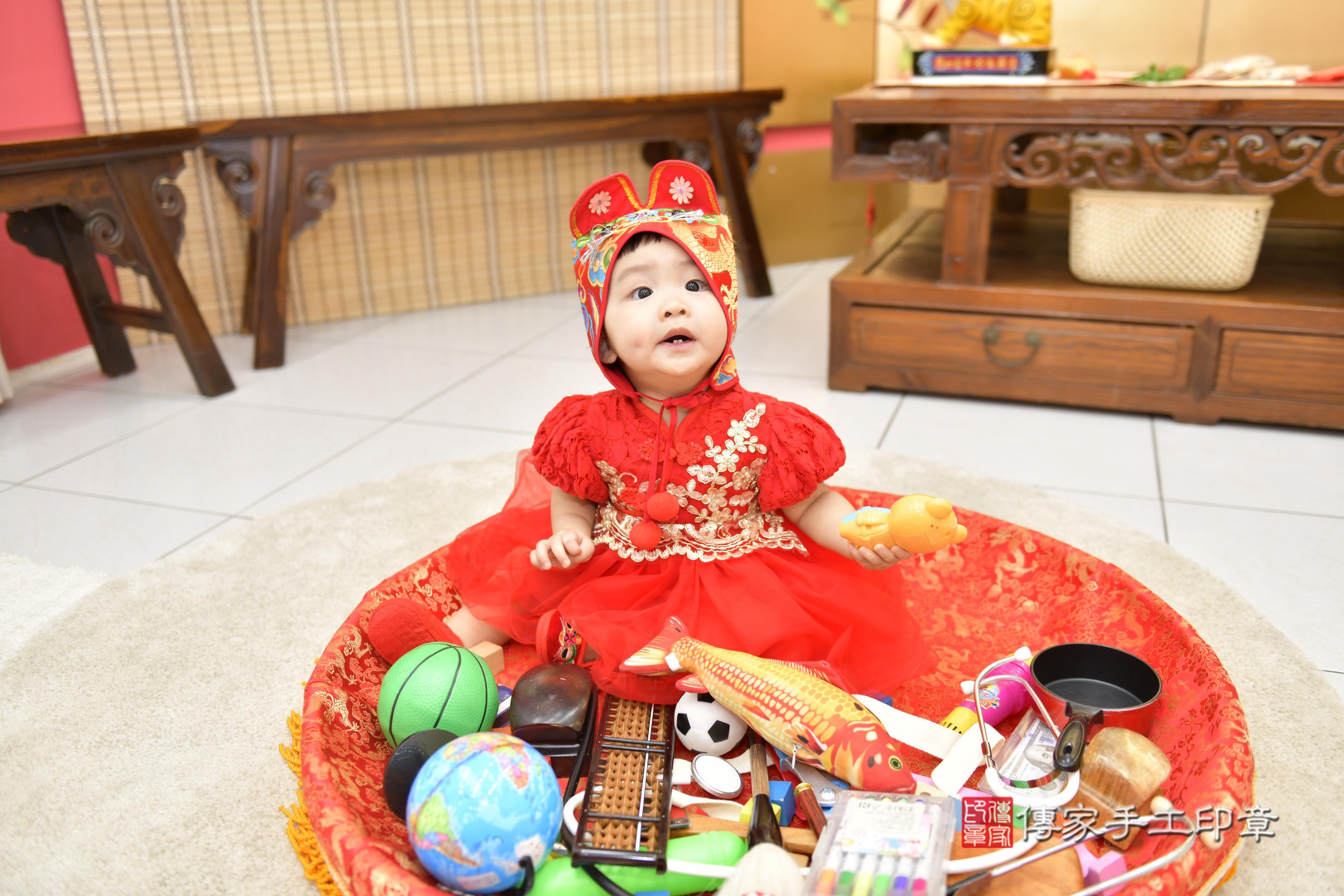傳家手工印章新竹店、抓周、度脺、中國風會場、傳家嬰兒古禮、吉祥話、抓周道具物品24種、拍照。抓周證書。寶寶抓周、滿周歲、生日快樂、祝福