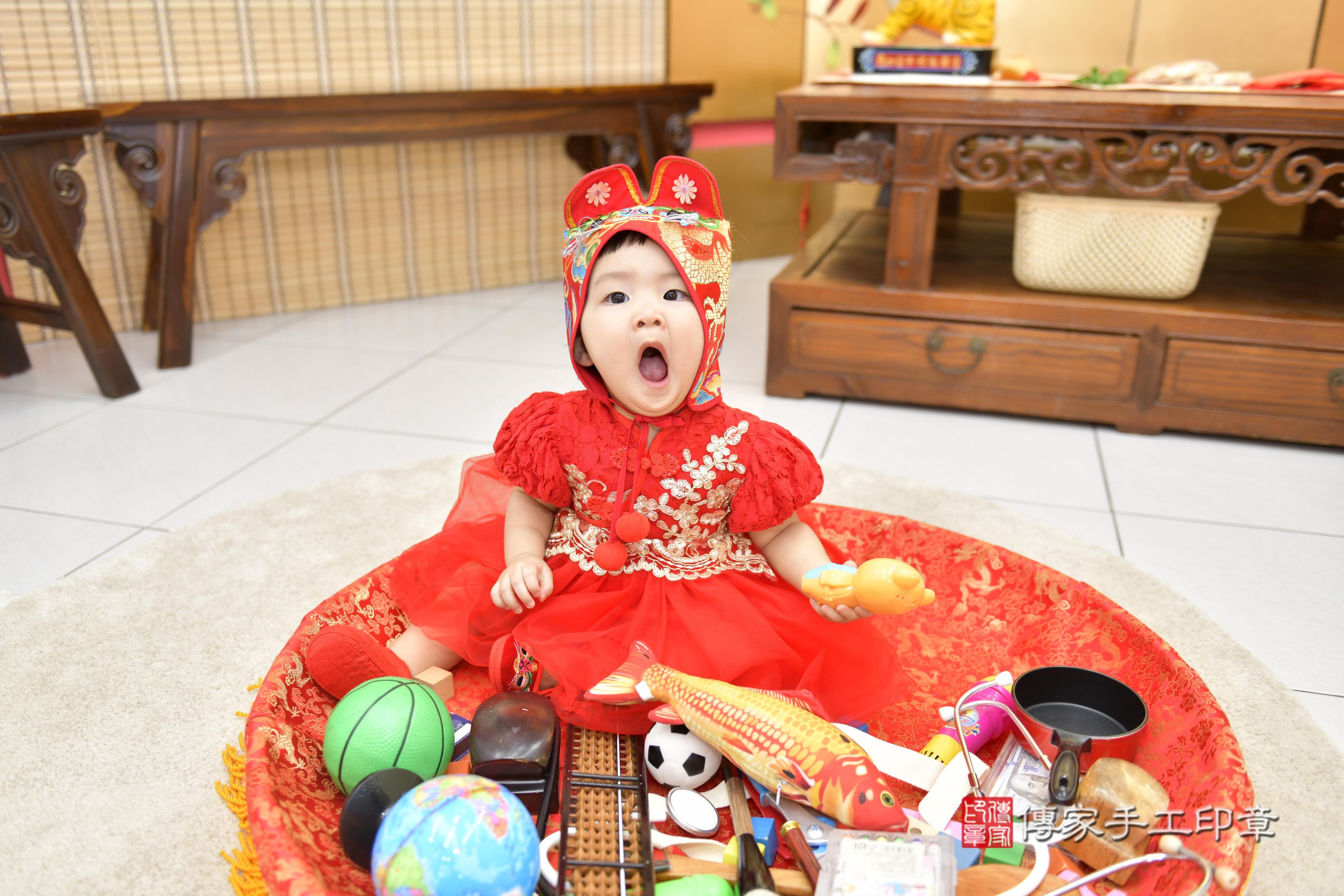 傳家手工印章新竹店、抓周、度脺、中國風會場、傳家嬰兒古禮、吉祥話、抓周道具物品24種、拍照。抓周證書。寶寶抓周、滿周歲、生日快樂、祝福