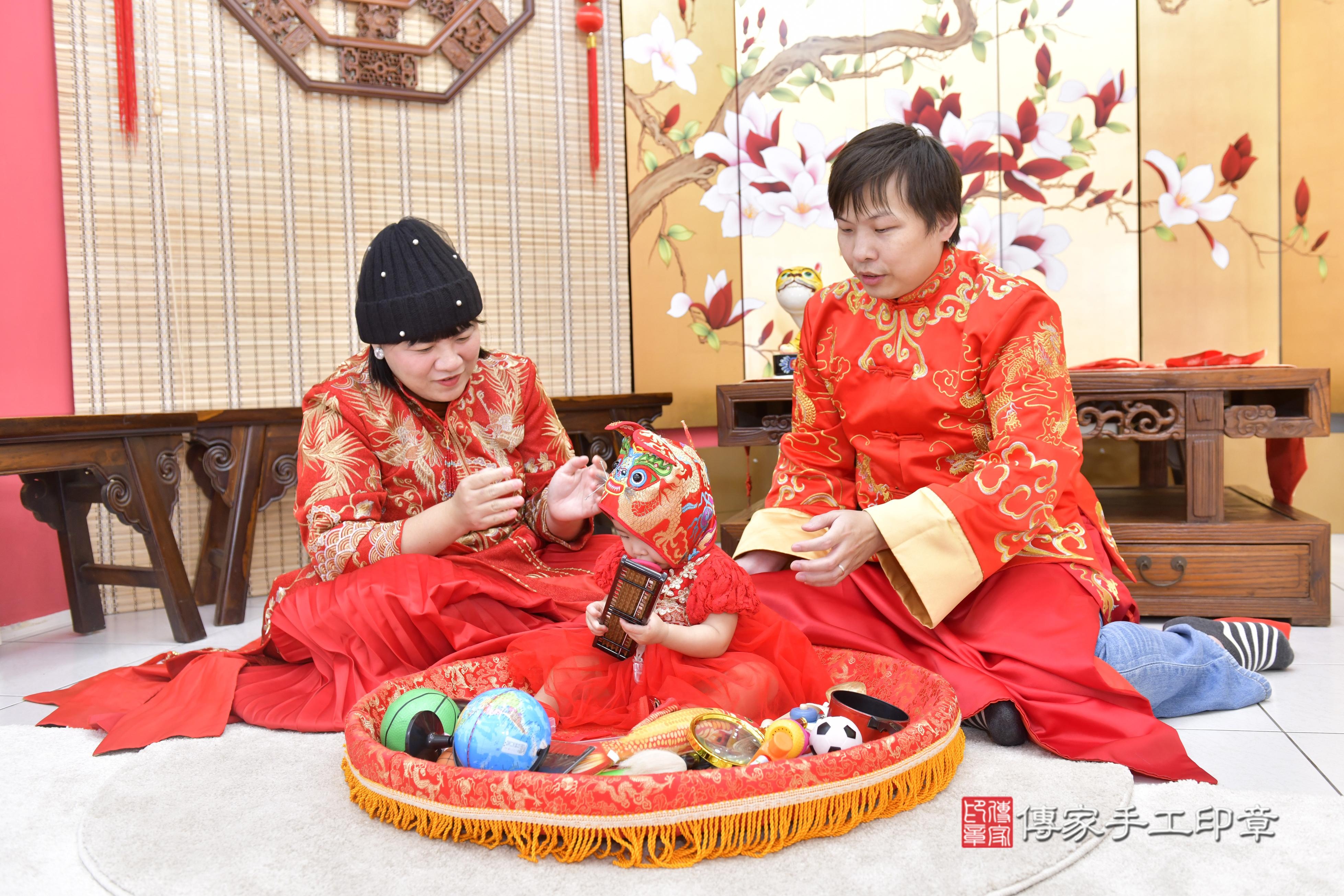 傳家手工印章新竹店、抓周、度脺、中國風會場、傳家嬰兒古禮、吉祥話、抓周道具物品24種、拍照。抓周證書。寶寶抓周、滿周歲、生日快樂、祝福