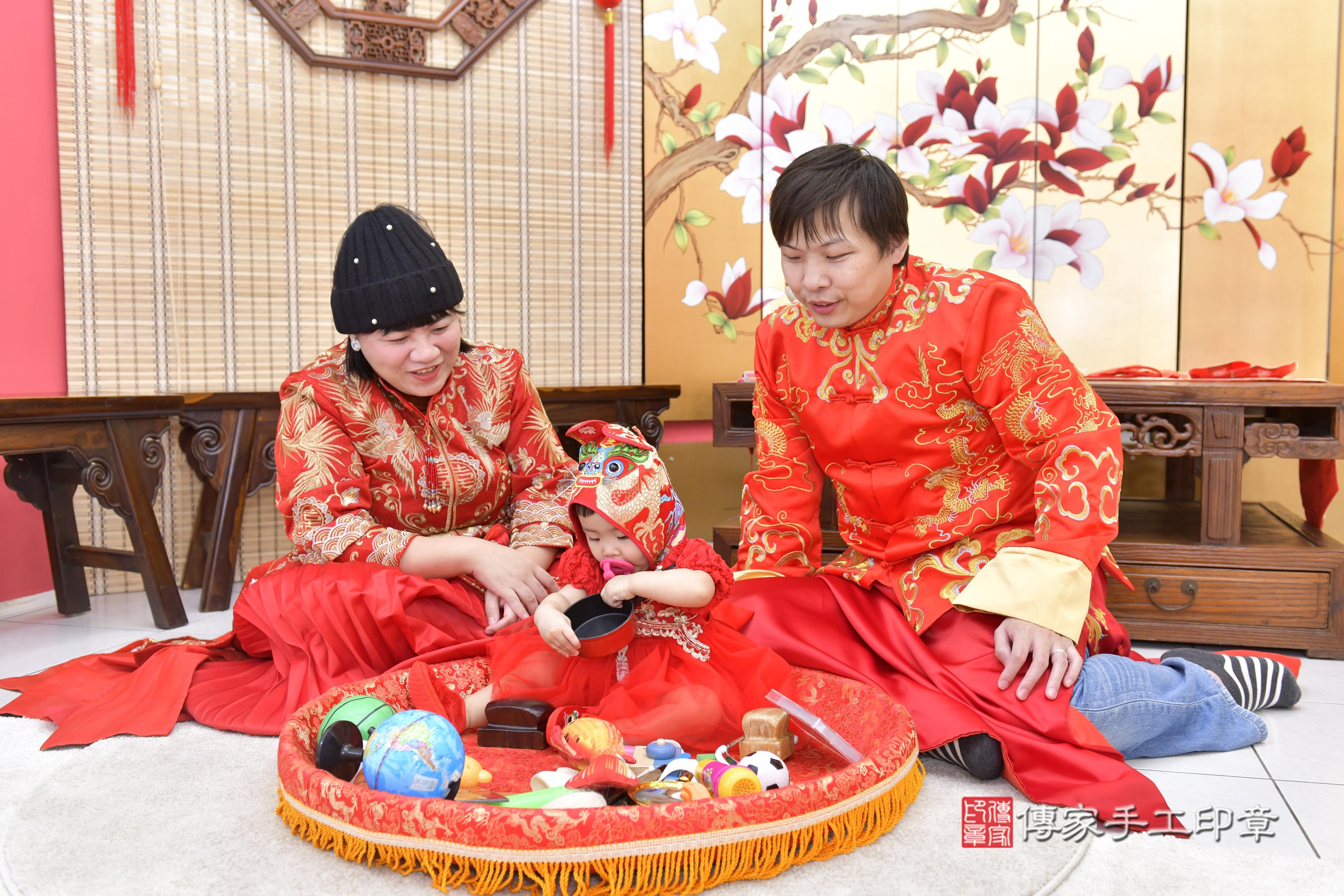 傳家手工印章新竹店、抓周、度脺、中國風會場、傳家嬰兒古禮、吉祥話、抓周道具物品24種、拍照。抓周證書。寶寶抓周、滿周歲、生日快樂、祝福
