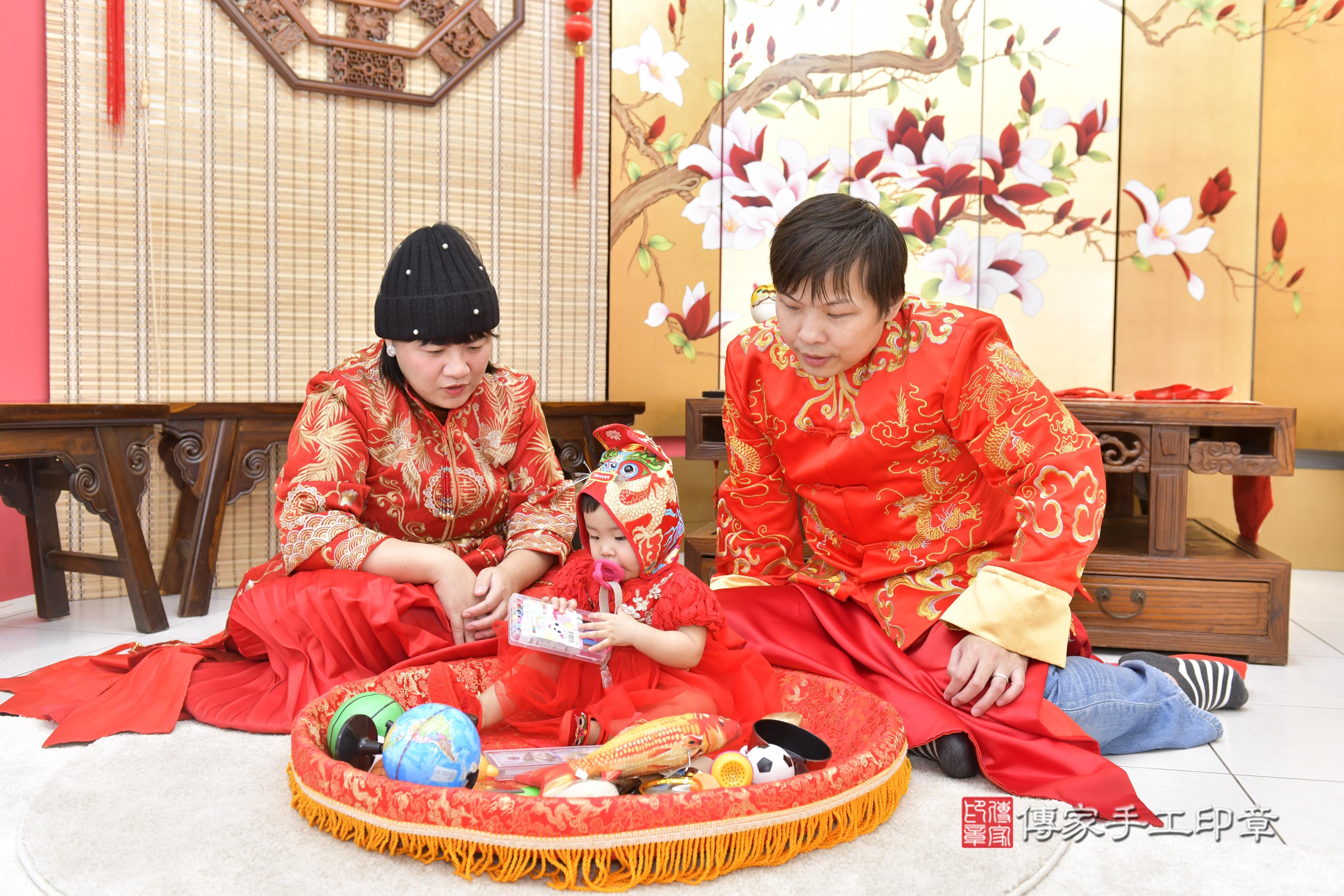 傳家手工印章新竹店、抓周、度脺、中國風會場、傳家嬰兒古禮、吉祥話、抓周道具物品24種、拍照。抓周證書。寶寶抓周、滿周歲、生日快樂、祝福