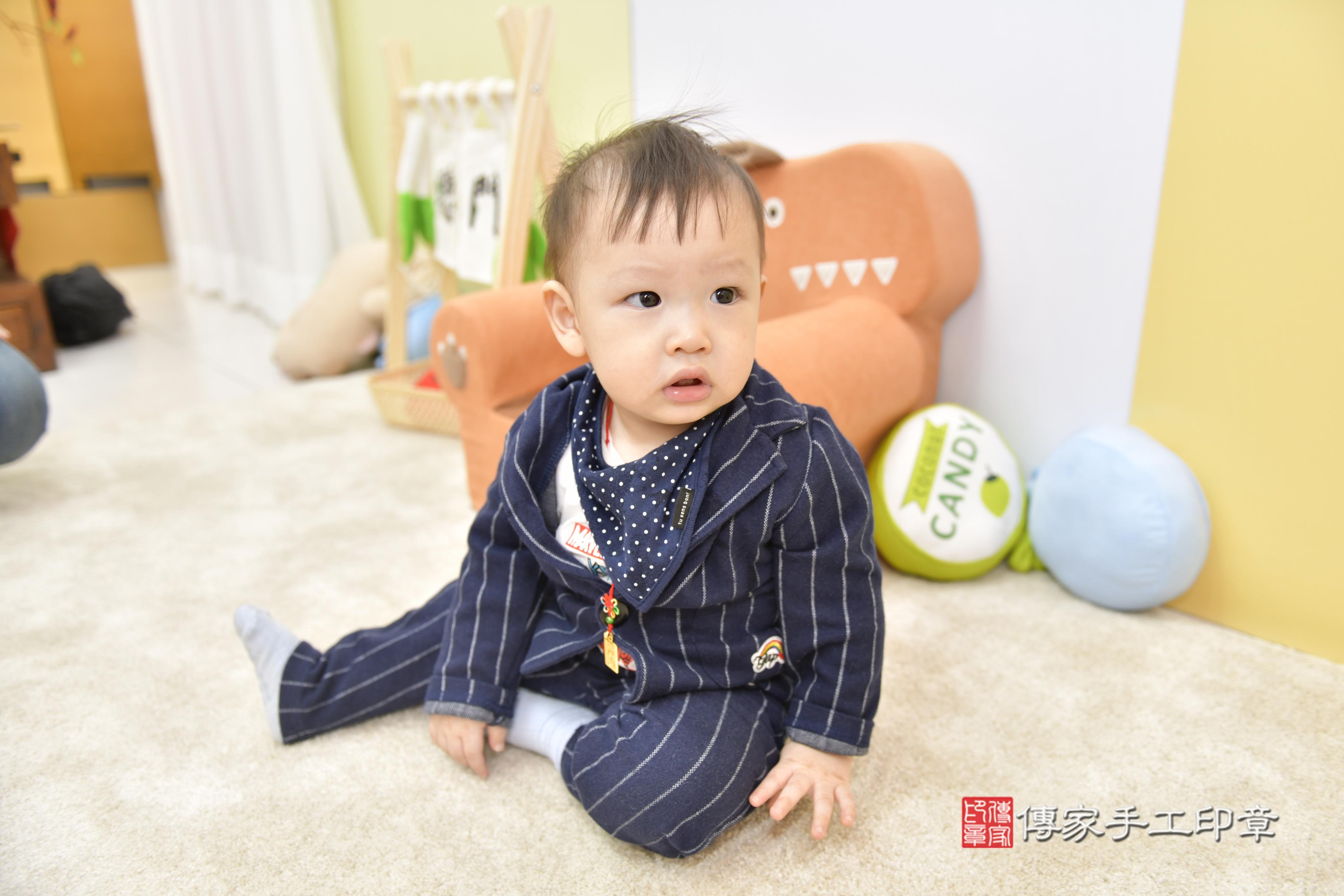 傳家手工印章新竹店、抓周、度脺、中國風會場、傳家嬰兒古禮、吉祥話、抓周道具物品24種、拍照。抓周證書。寶寶抓周、滿周歲、生日快樂、祝福