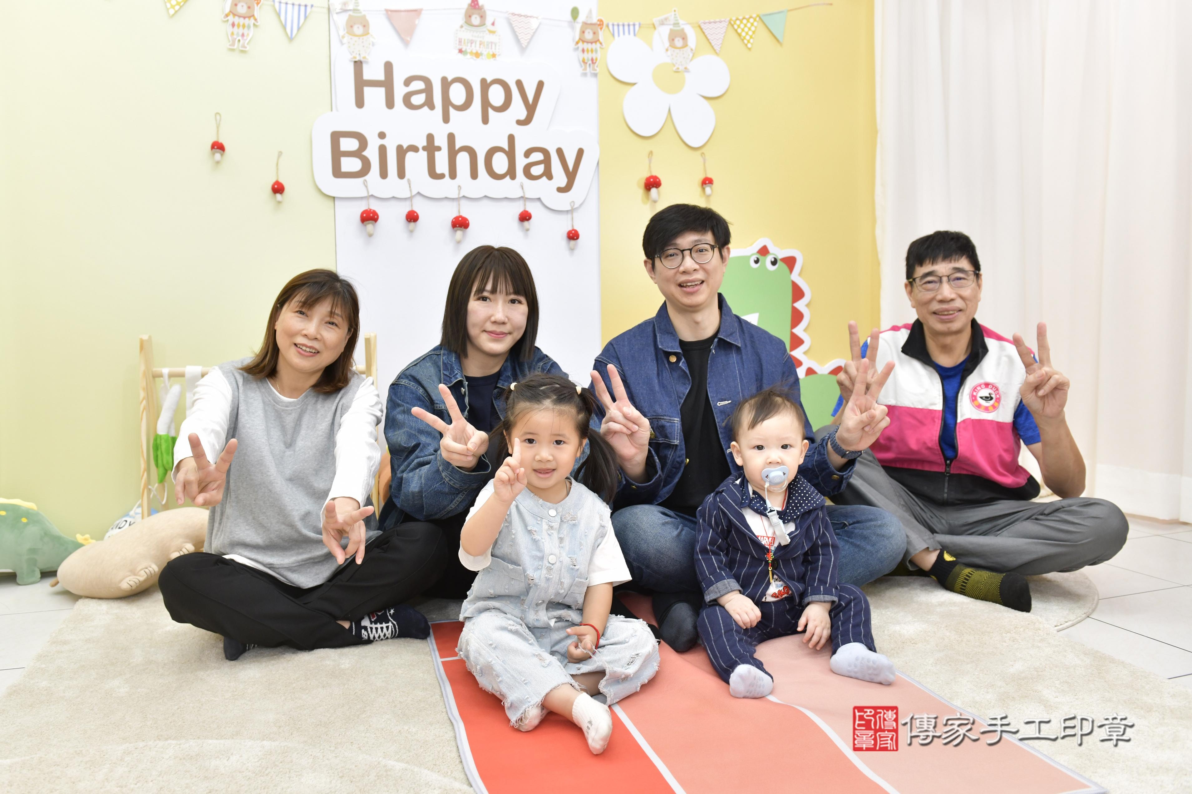 傳家手工印章新竹店、抓周、度脺、中國風會場、傳家嬰兒古禮、吉祥話、抓周道具物品24種、拍照。抓周證書。寶寶抓周、滿周歲、生日快樂、祝福