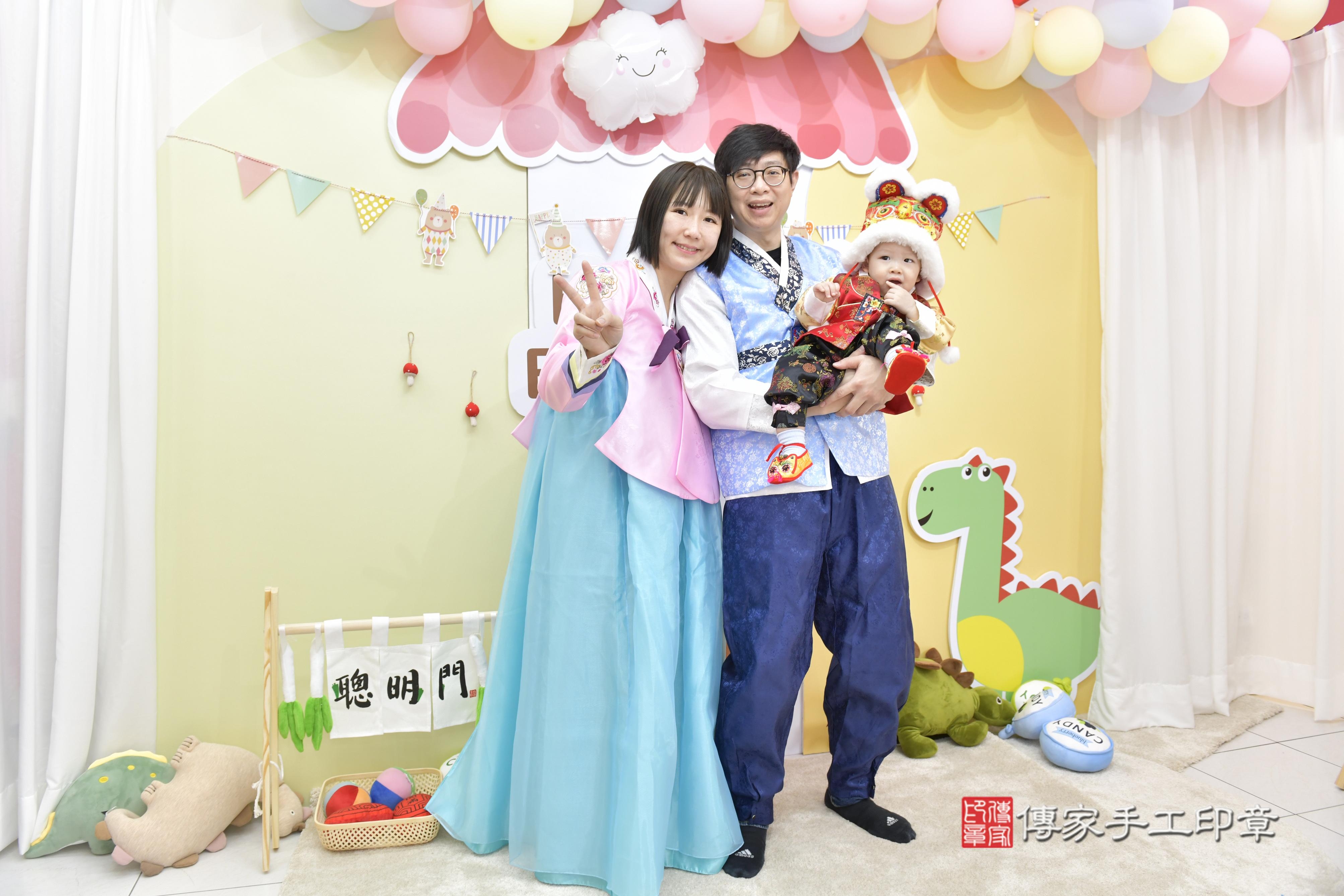 傳家手工印章新竹店、抓周、度脺、中國風會場、傳家嬰兒古禮、吉祥話、抓周道具物品24種、拍照。抓周證書。寶寶抓周、滿周歲、生日快樂、祝福