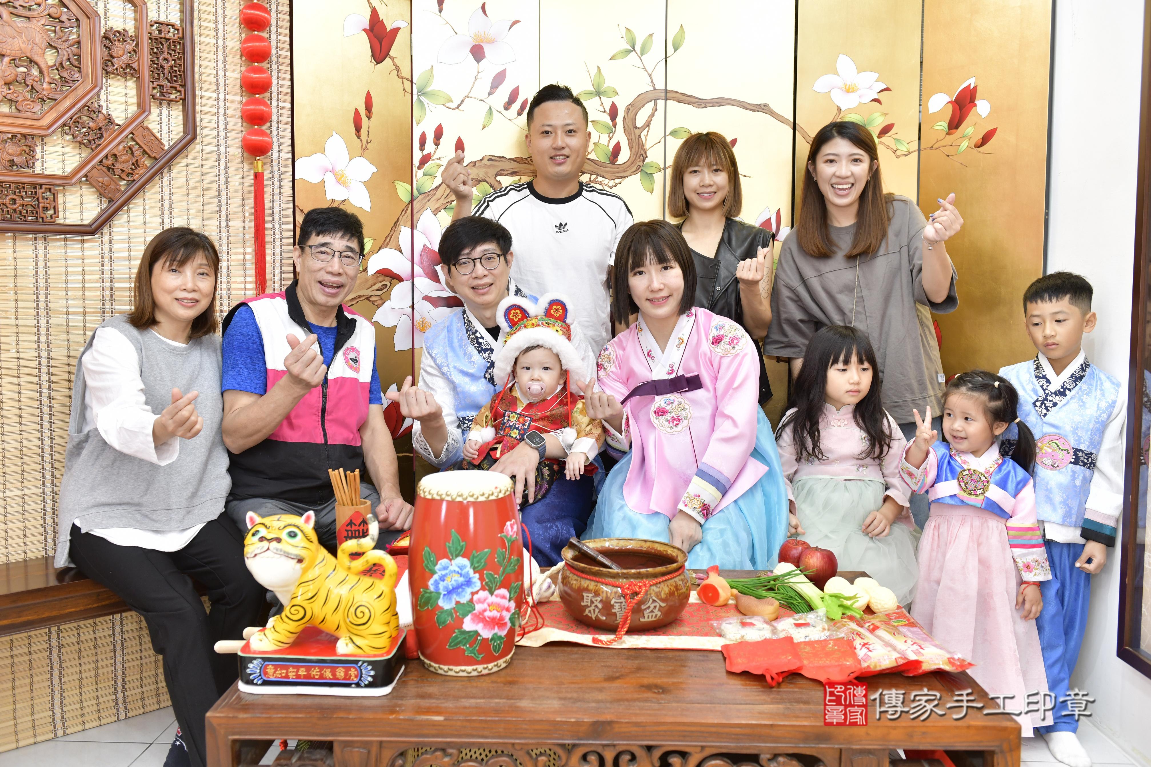 傳家手工印章新竹店、抓周、度脺、中國風會場、傳家嬰兒古禮、吉祥話、抓周道具物品24種、拍照。抓周證書。寶寶抓周、滿周歲、生日快樂、祝福