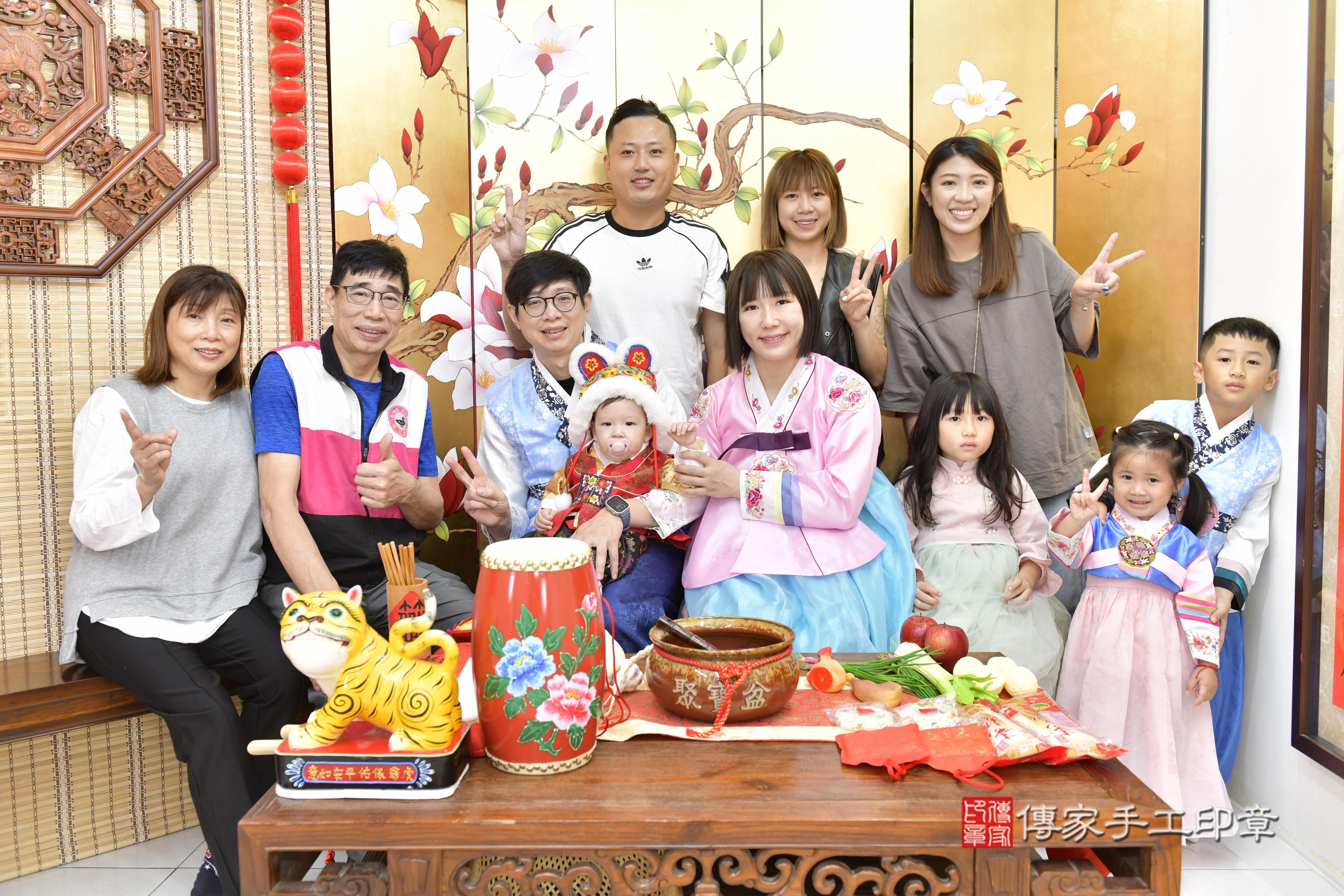 傳家手工印章新竹店、抓周、度脺、中國風會場、傳家嬰兒古禮、吉祥話、抓周道具物品24種、拍照。抓周證書。寶寶抓周、滿周歲、生日快樂、祝福