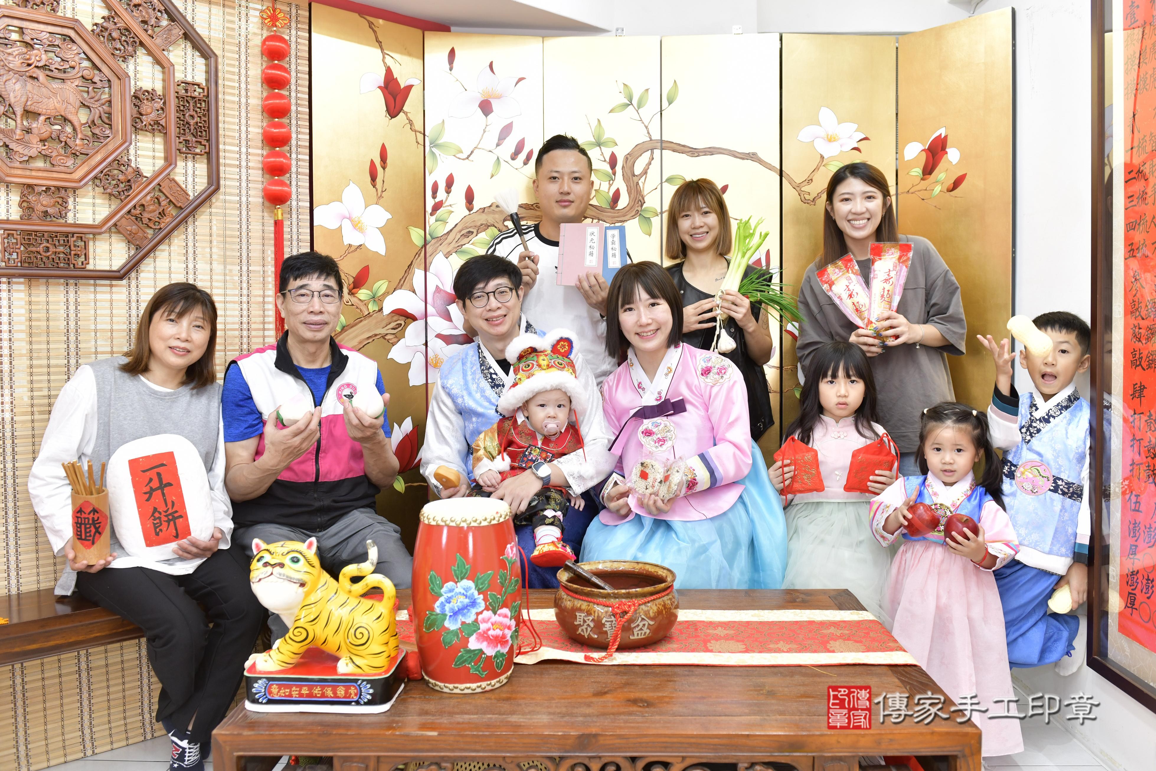 傳家手工印章新竹店、抓周、度脺、中國風會場、傳家嬰兒古禮、吉祥話、抓周道具物品24種、拍照。抓周證書。寶寶抓周、滿周歲、生日快樂、祝福