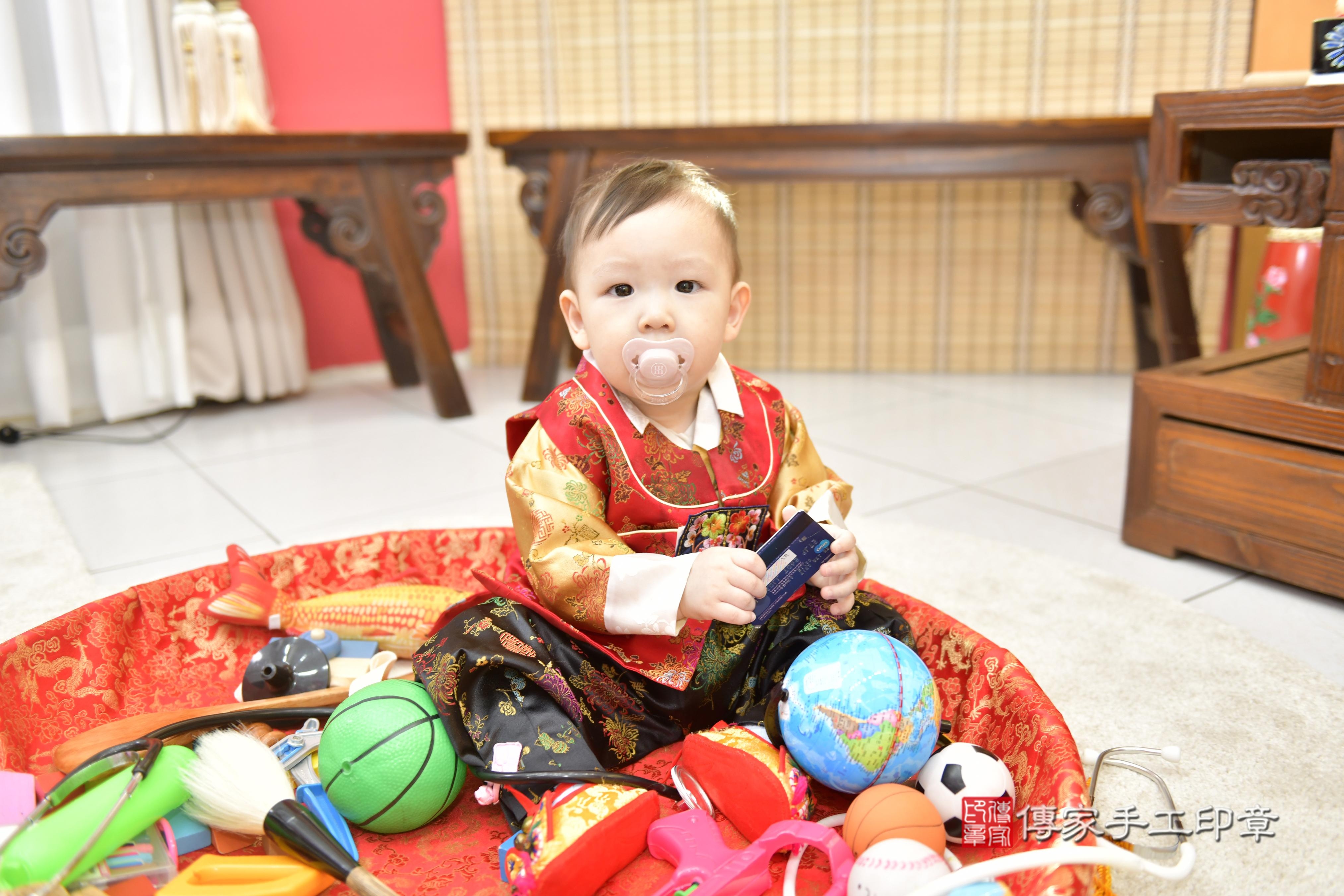 傳家手工印章新竹店、抓周、度脺、中國風會場、傳家嬰兒古禮、吉祥話、抓周道具物品24種、拍照。抓周證書。寶寶抓周、滿周歲、生日快樂、祝福