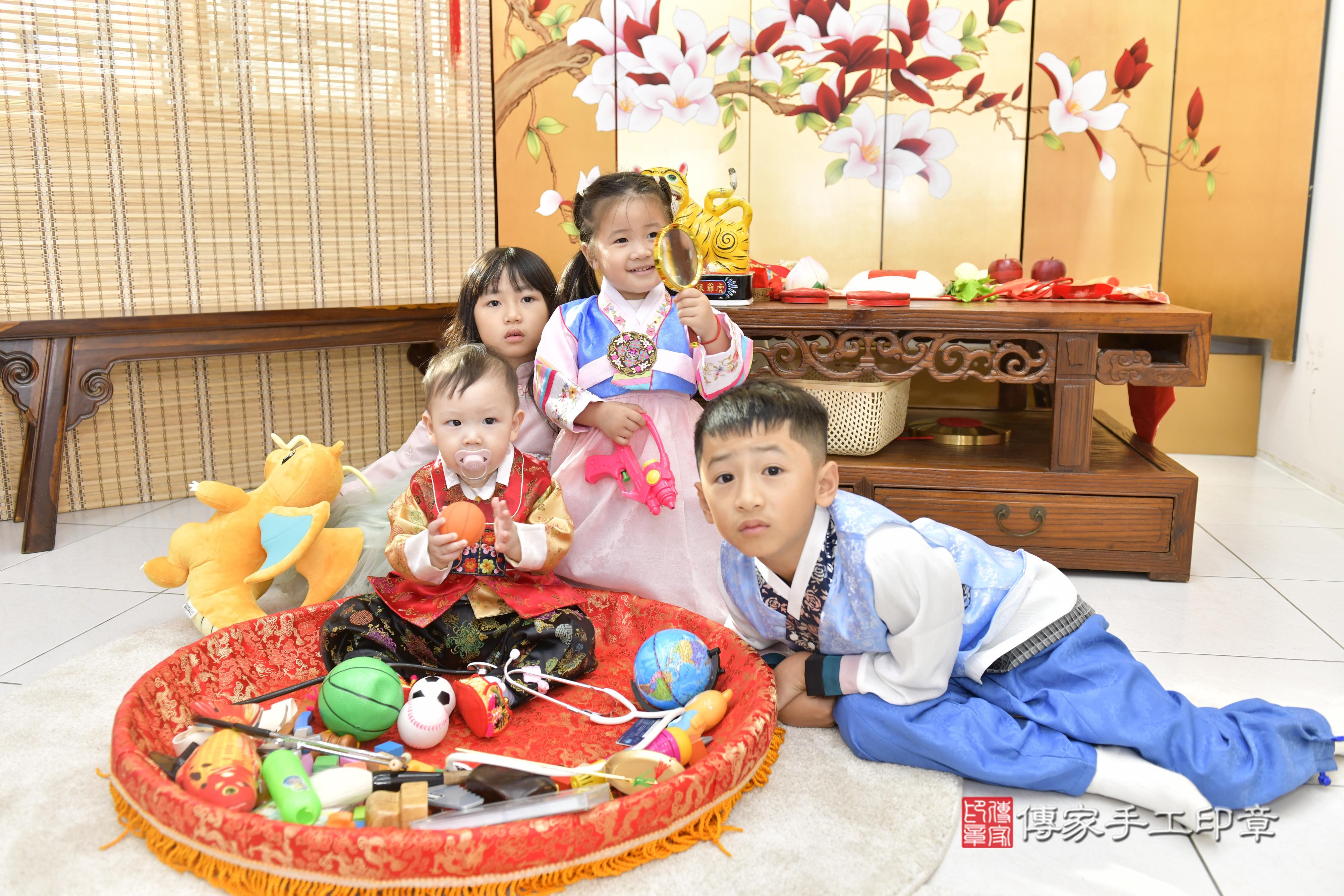 傳家手工印章新竹店、抓周、度脺、中國風會場、傳家嬰兒古禮、吉祥話、抓周道具物品24種、拍照。抓周證書。寶寶抓周、滿周歲、生日快樂、祝福