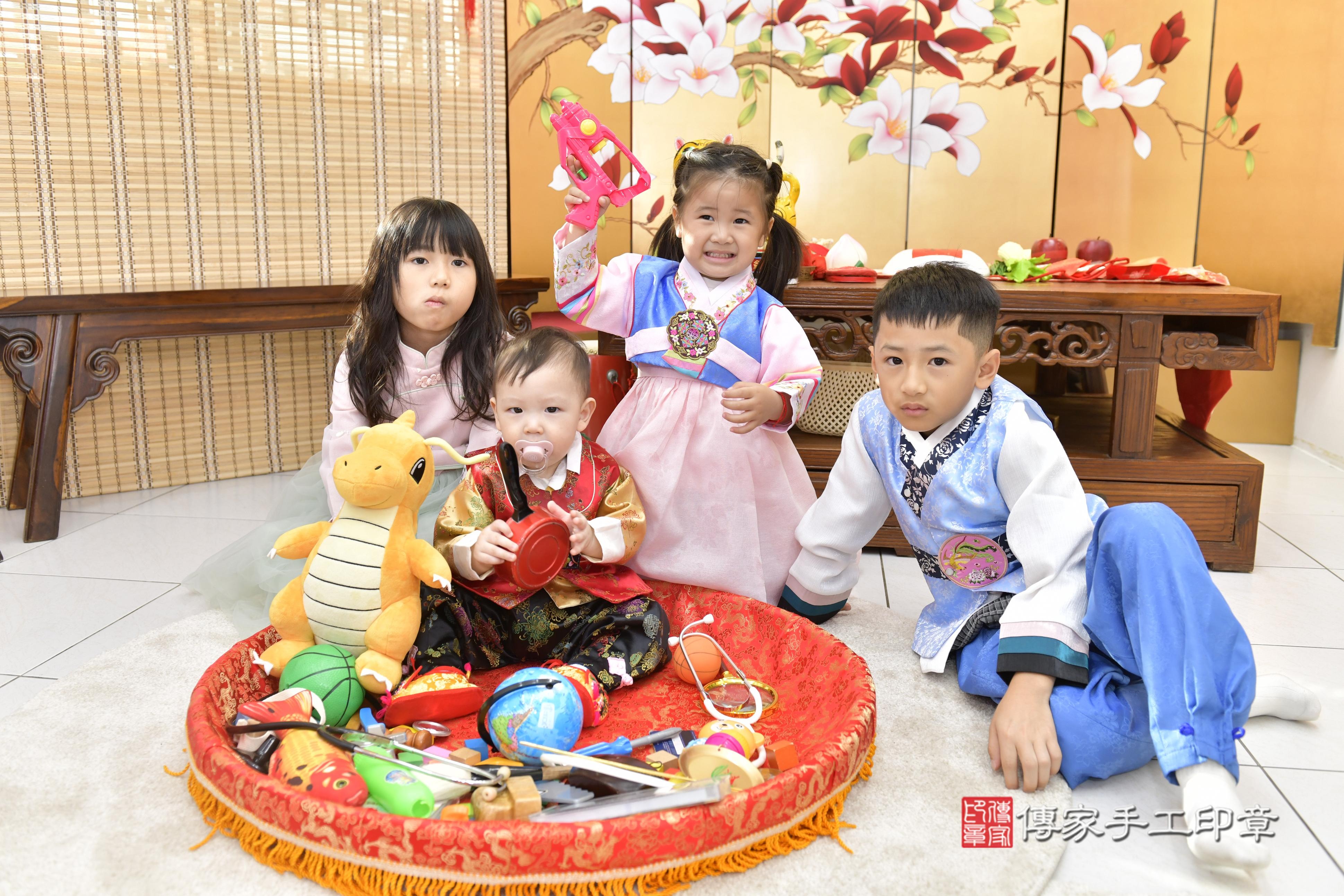 傳家手工印章新竹店、抓周、度脺、中國風會場、傳家嬰兒古禮、吉祥話、抓周道具物品24種、拍照。抓周證書。寶寶抓周、滿周歲、生日快樂、祝福