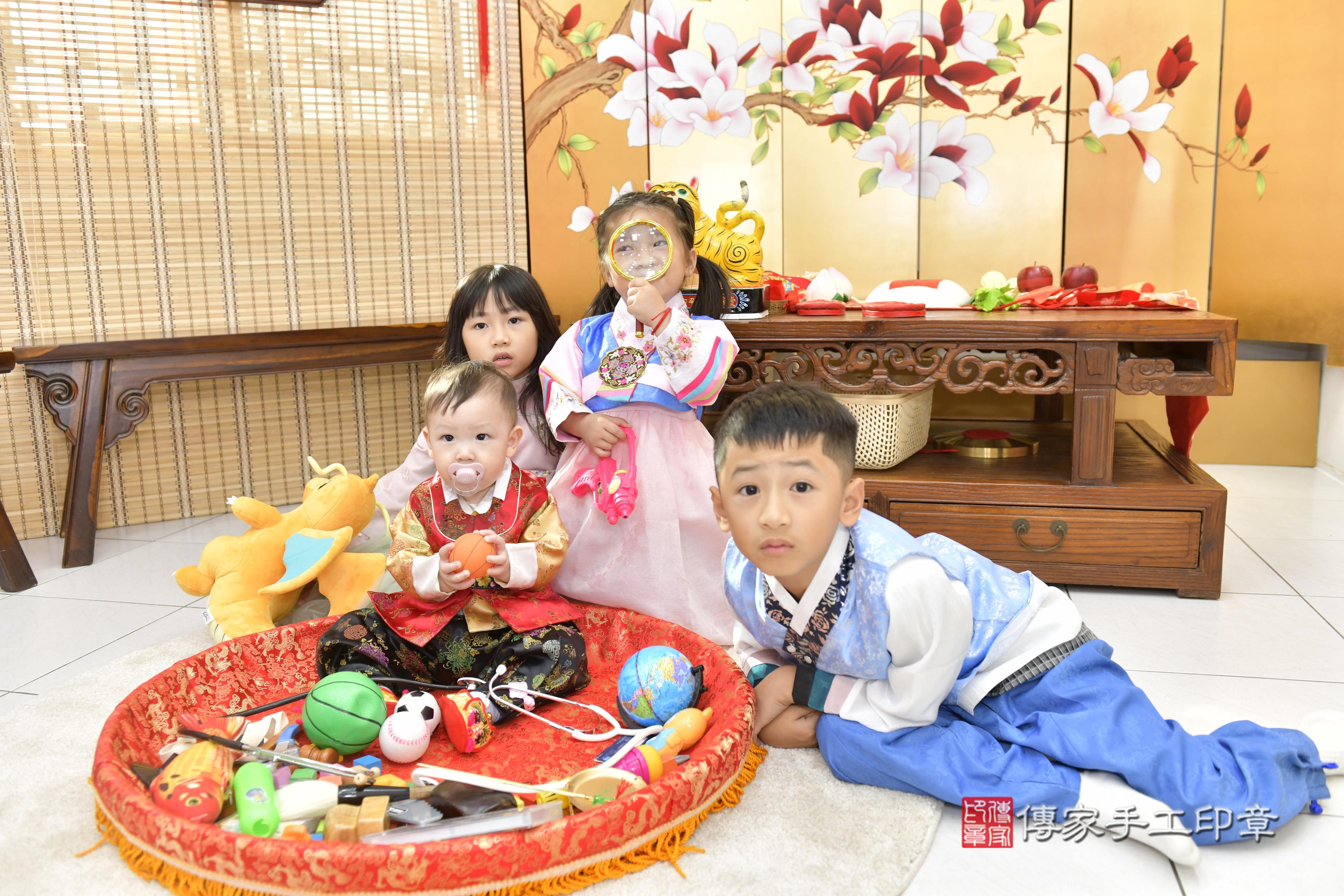 傳家手工印章新竹店、抓周、度脺、中國風會場、傳家嬰兒古禮、吉祥話、抓周道具物品24種、拍照。抓周證書。寶寶抓周、滿周歲、生日快樂、祝福