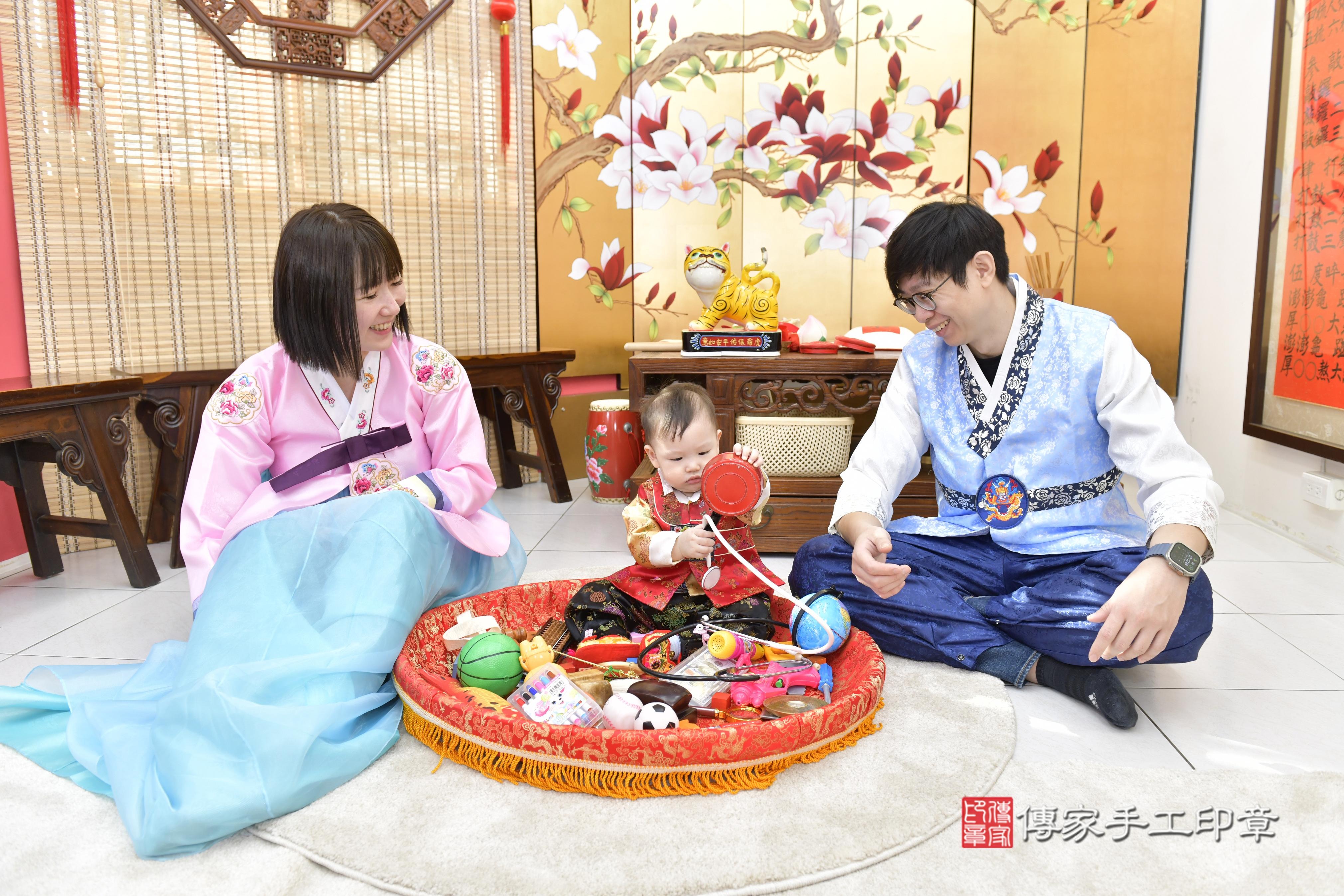 傳家手工印章新竹店、抓周、度脺、中國風會場、傳家嬰兒古禮、吉祥話、抓周道具物品24種、拍照。抓周證書。寶寶抓周、滿周歲、生日快樂、祝福