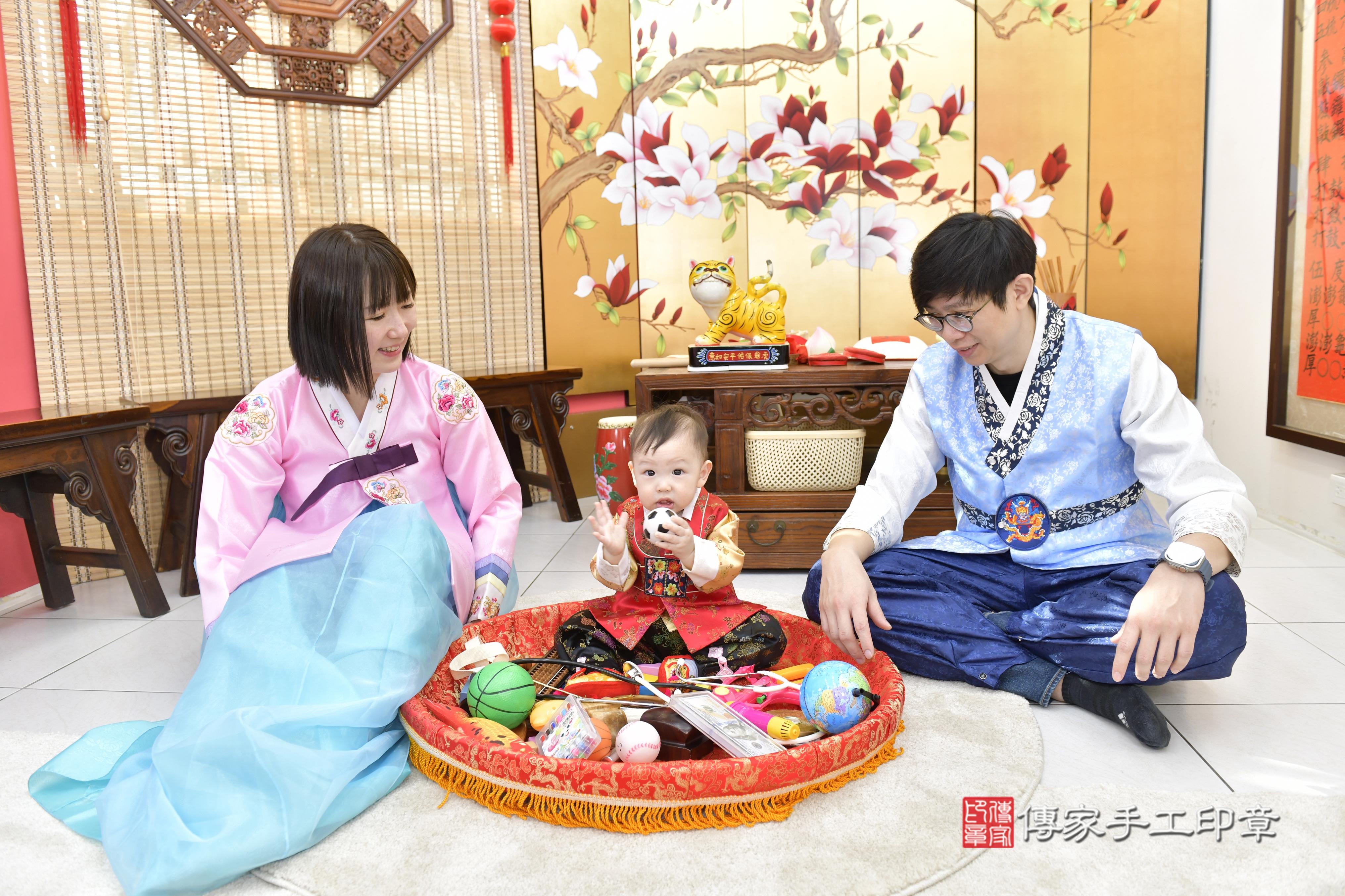 傳家手工印章新竹店、抓周、度脺、中國風會場、傳家嬰兒古禮、吉祥話、抓周道具物品24種、拍照。抓周證書。寶寶抓周、滿周歲、生日快樂、祝福