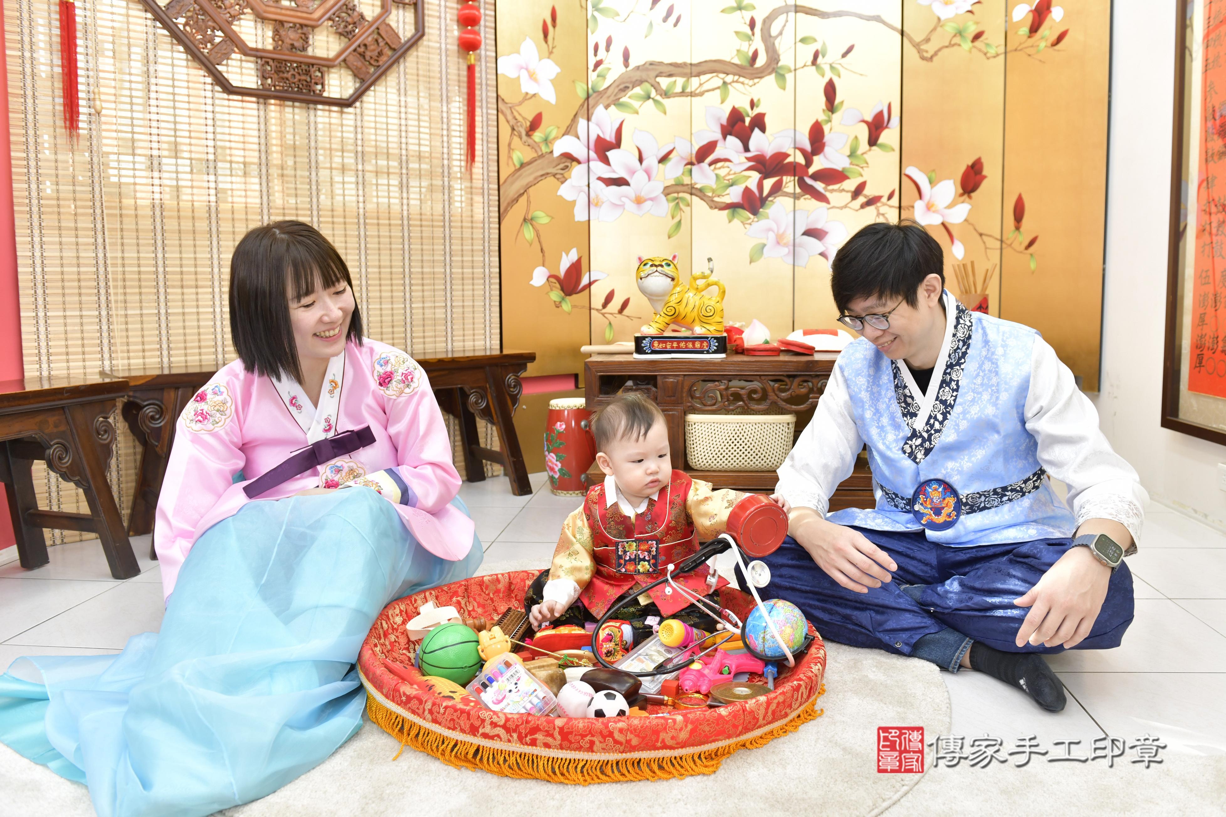 傳家手工印章新竹店、抓周、度脺、中國風會場、傳家嬰兒古禮、吉祥話、抓周道具物品24種、拍照。抓周證書。寶寶抓周、滿周歲、生日快樂、祝福