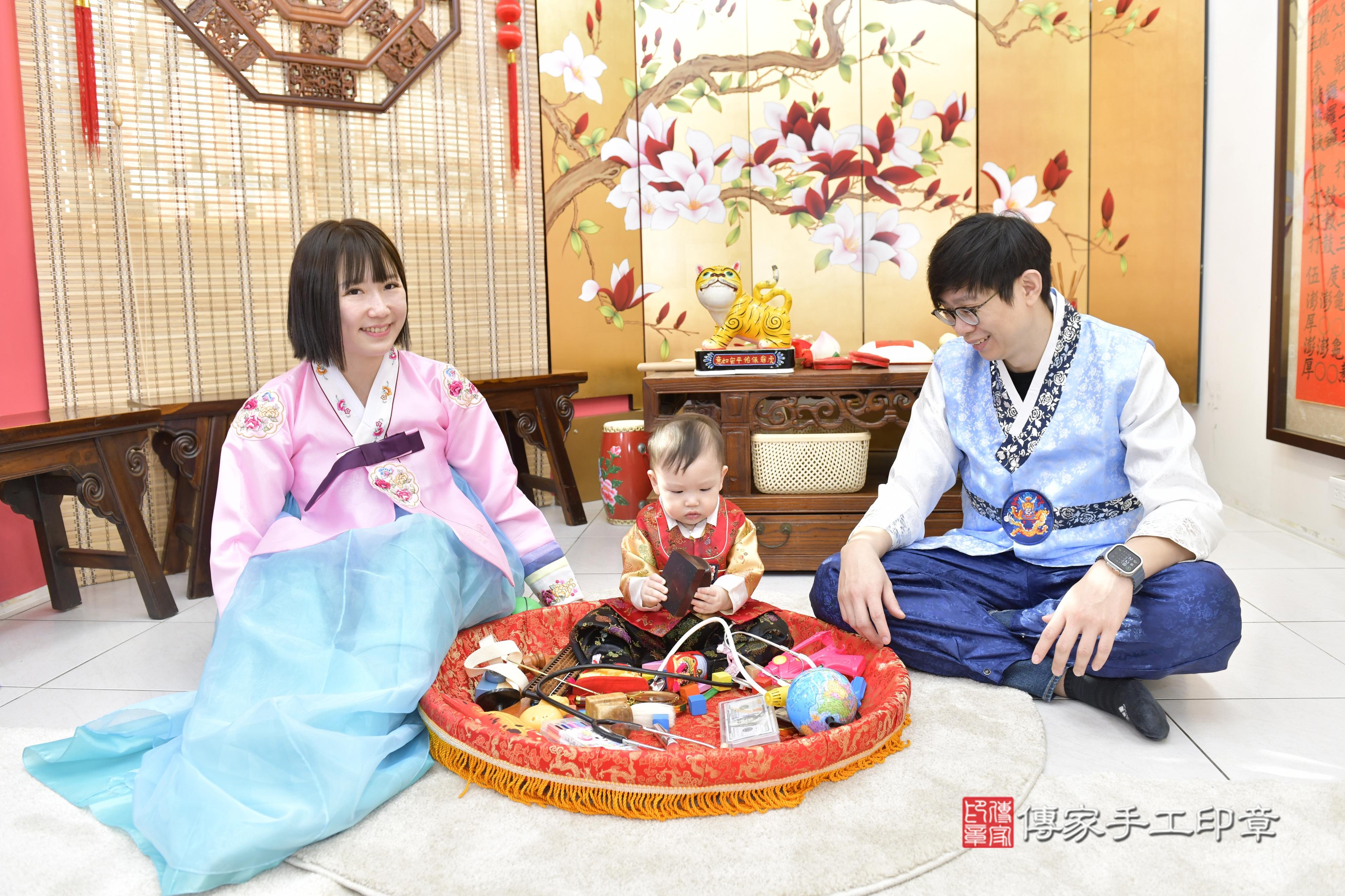 傳家手工印章新竹店、抓周、度脺、中國風會場、傳家嬰兒古禮、吉祥話、抓周道具物品24種、拍照。抓周證書。寶寶抓周、滿周歲、生日快樂、祝福