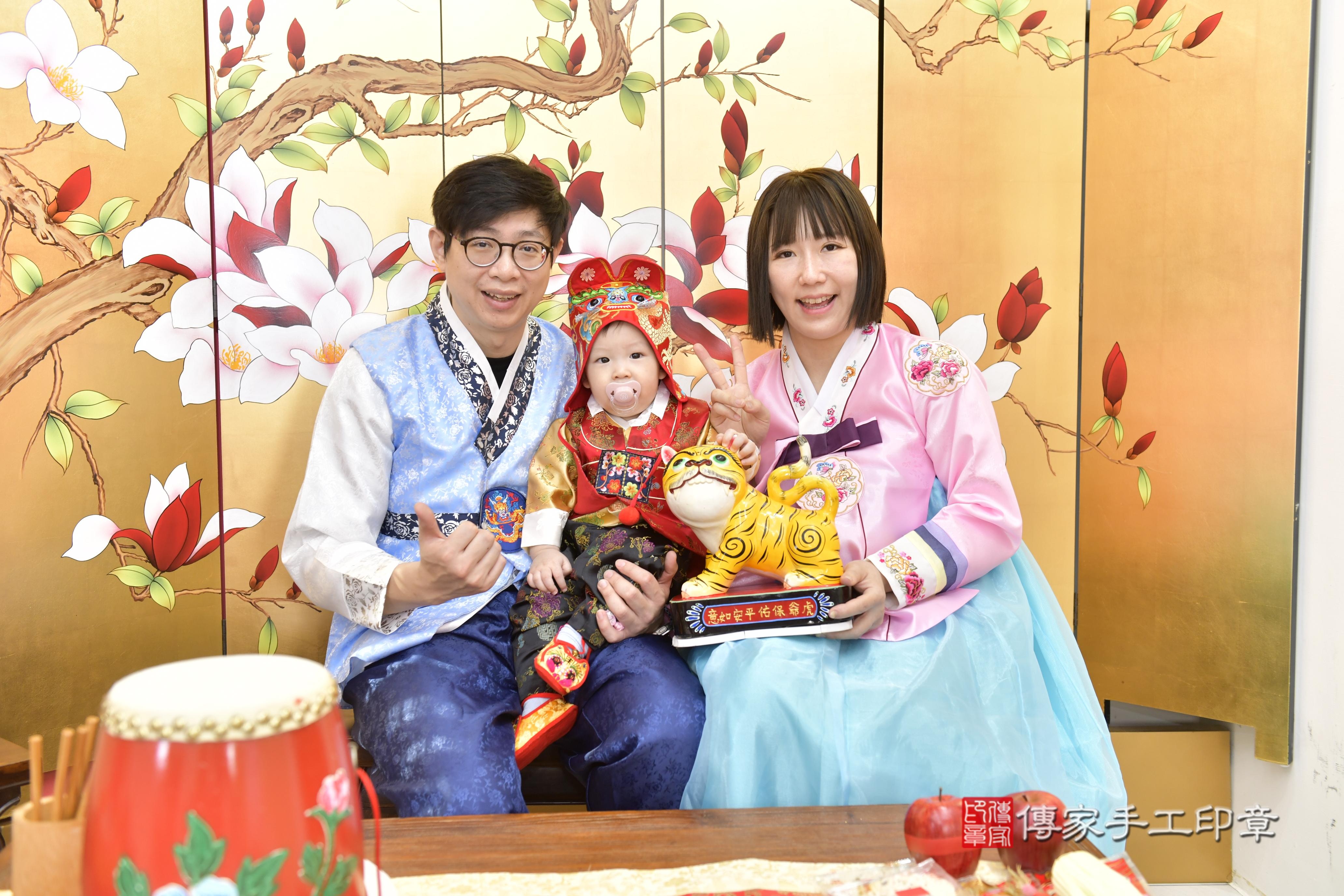 傳家手工印章新竹店、抓周、度脺、中國風會場、傳家嬰兒古禮、吉祥話、抓周道具物品24種、拍照。抓周證書。寶寶抓周、滿周歲、生日快樂、祝福