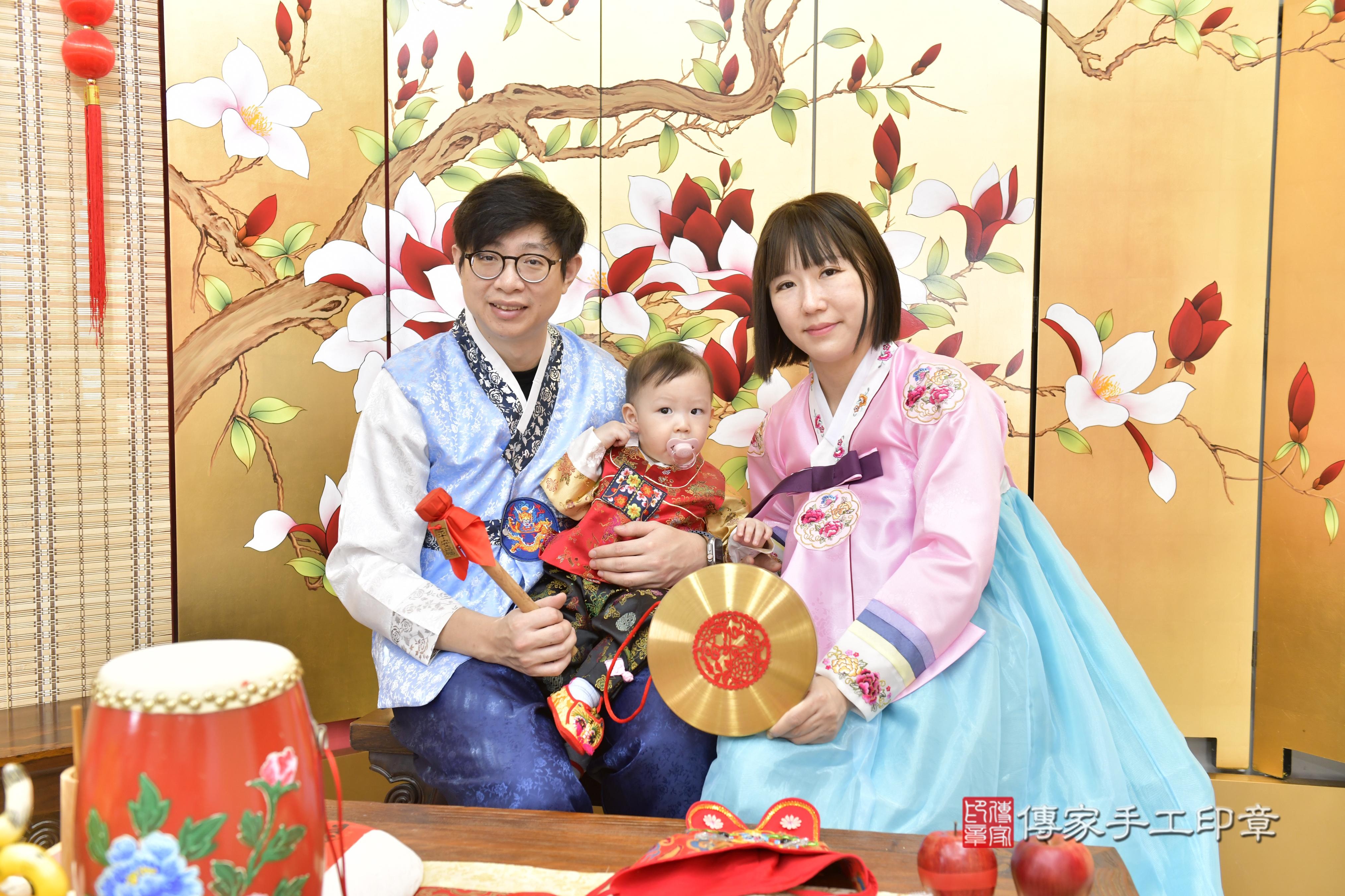 傳家手工印章新竹店、抓周、度脺、中國風會場、傳家嬰兒古禮、吉祥話、抓周道具物品24種、拍照。抓周證書。寶寶抓周、滿周歲、生日快樂、祝福