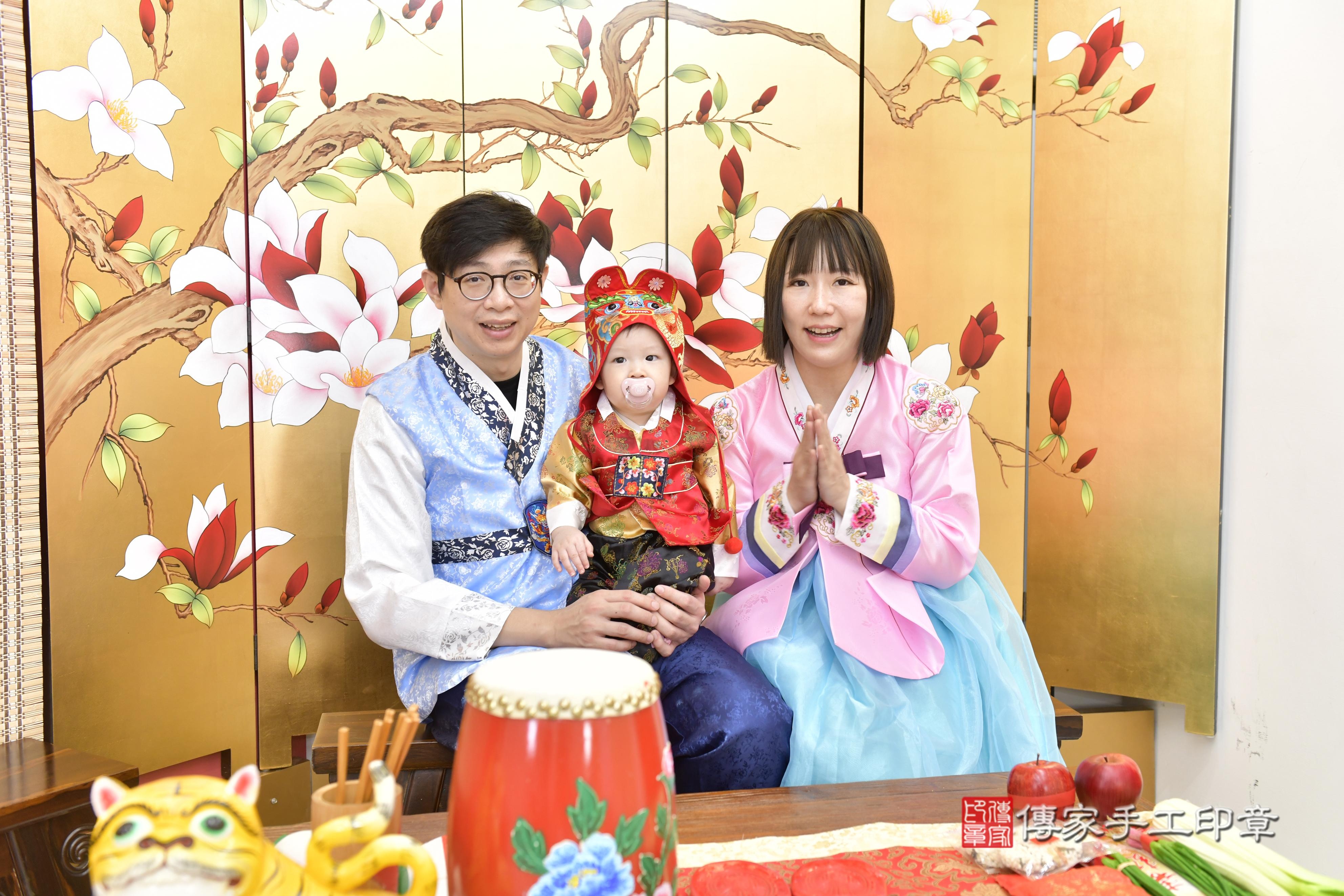 傳家手工印章新竹店、抓周、度脺、中國風會場、傳家嬰兒古禮、吉祥話、抓周道具物品24種、拍照。抓周證書。寶寶抓周、滿周歲、生日快樂、祝福